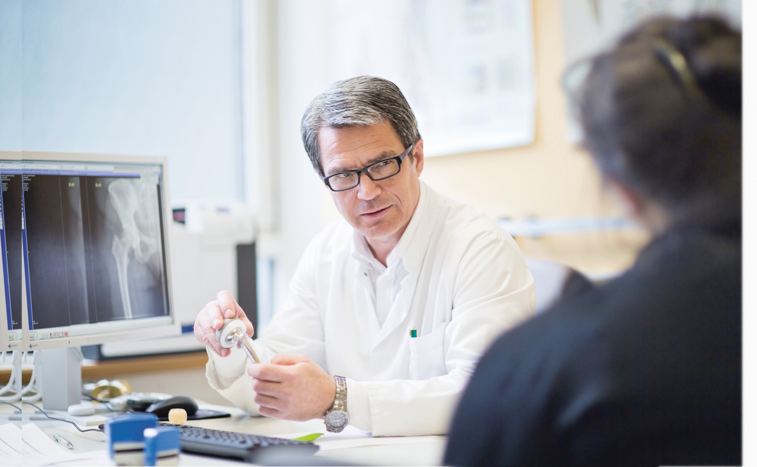 Prof. Andreas Roth verzeichnet am UKL pro Jahr zwischen zehn und 35 Patienten mit einer Hüftkopfnekrose.