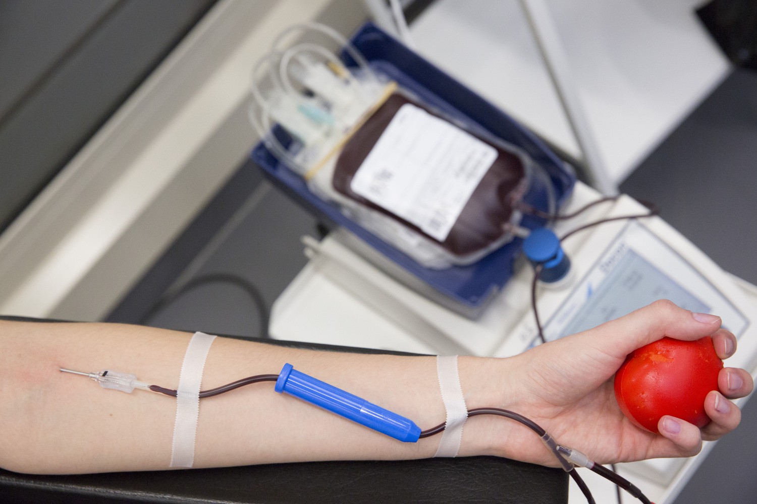 Wer mit einer Blutspende helfen möchte, kann telefonisch oder online seinen persönlichen Spendetermin für eine Vollblut- oder Plasmaspende an der UKL-Blutbank vereinbaren.