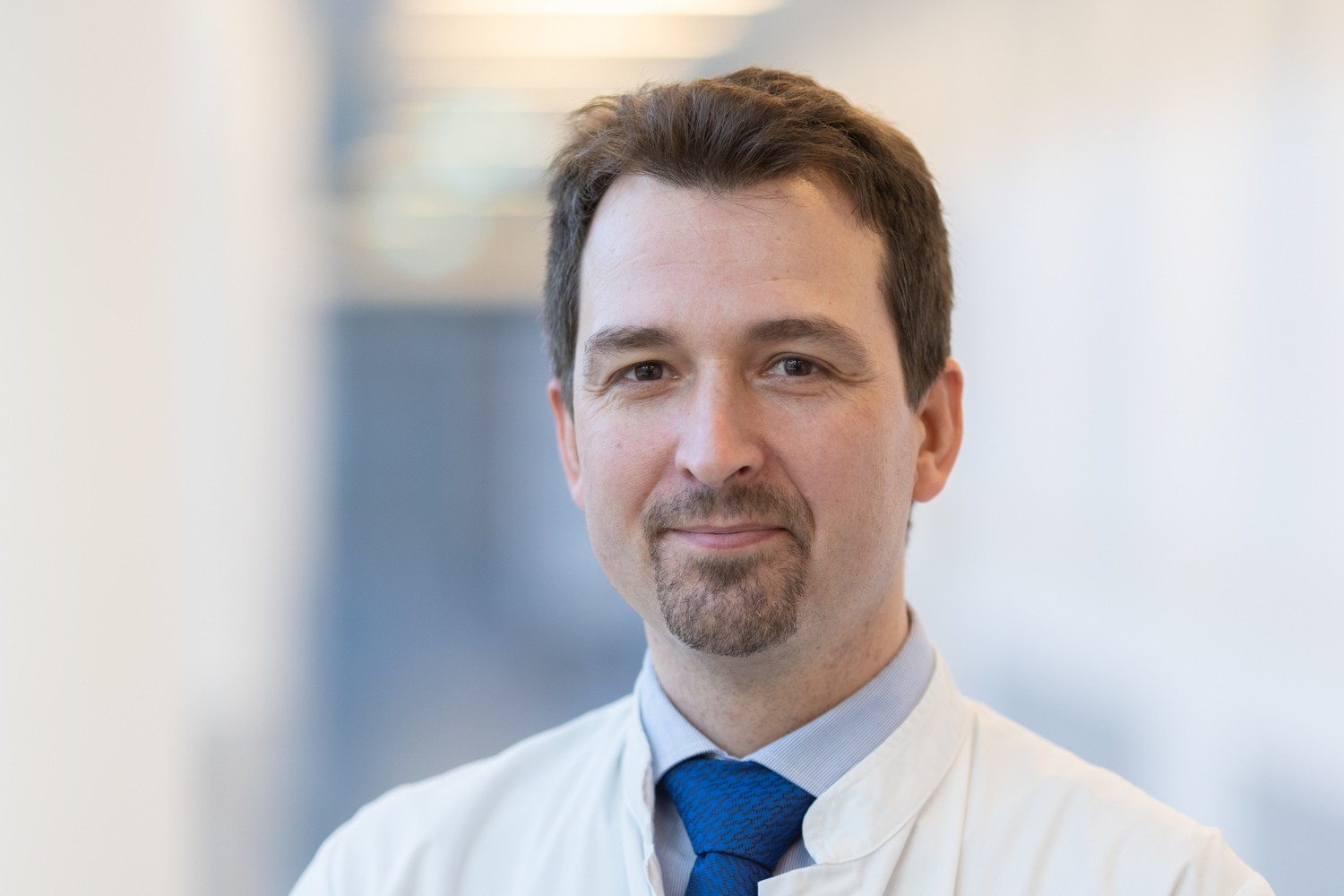 Prof. Christian Kleber leitet den Bereich für Unfallchirurgie in der Klinik und Poliklinik für Orthopädie, Unfallchirurgie und plastische Chirurgie (OUP) am UKL.