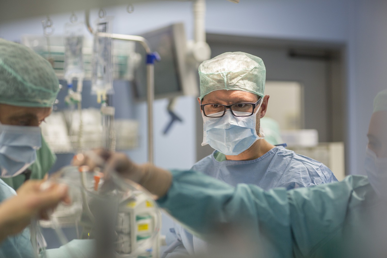 „Gerade kleine Kinder haben eine sehr zarte Haut, die durch heiße Flüssigkeit stark geschädigt werden kann“, warnt Kinderchirurgie-Klinikdirektor Prof. Martin Lacher (Foto).