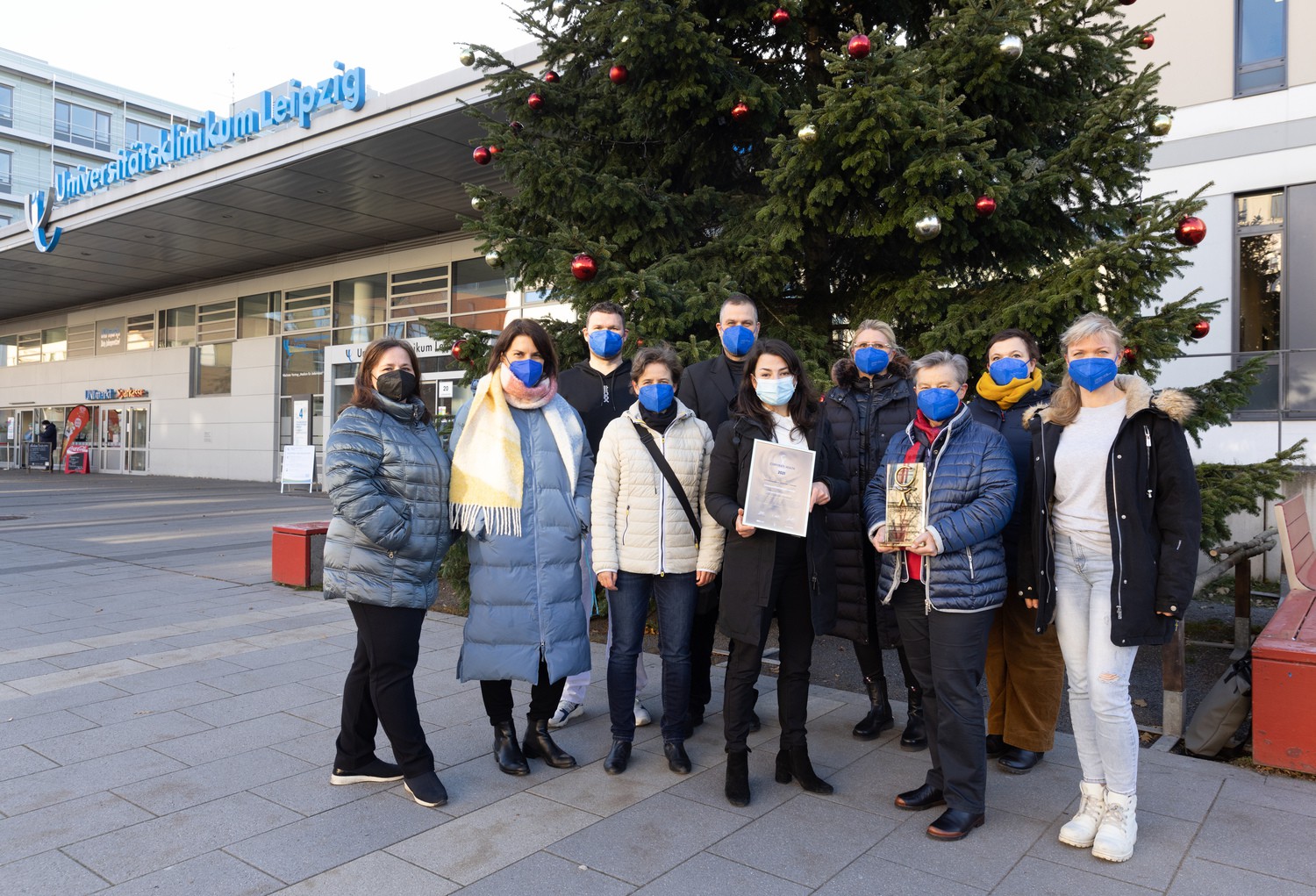 Die Freude über den Gewinn des „Corporate Health Awards 2021“ steht allen Beteiligten ins Gesicht geschrieben – daran ändern auch die obligatorisch zu tragenden Masken nichts. „Diesen Preis in den Händen zu halten ist ein wunderbares Gefühl“, sagt Dr. Melanie Weiss (3. v. r.), Leiterin der Zentralen Einrichtung Arbeitsmedizin und Arbeitssicherheit und des Betrieblichen Gesundheitsmanagements (BGM) am UKL. Mit ihr auf dem Foto einige unter den vielen Beteiligten, die für diesen Erfolg stehen, darunter Koordinatorin Diana Neuberger (5. v. r., mit Urkunde) und Personalleiterin Sandra Kuwatsch (2. V. l.).