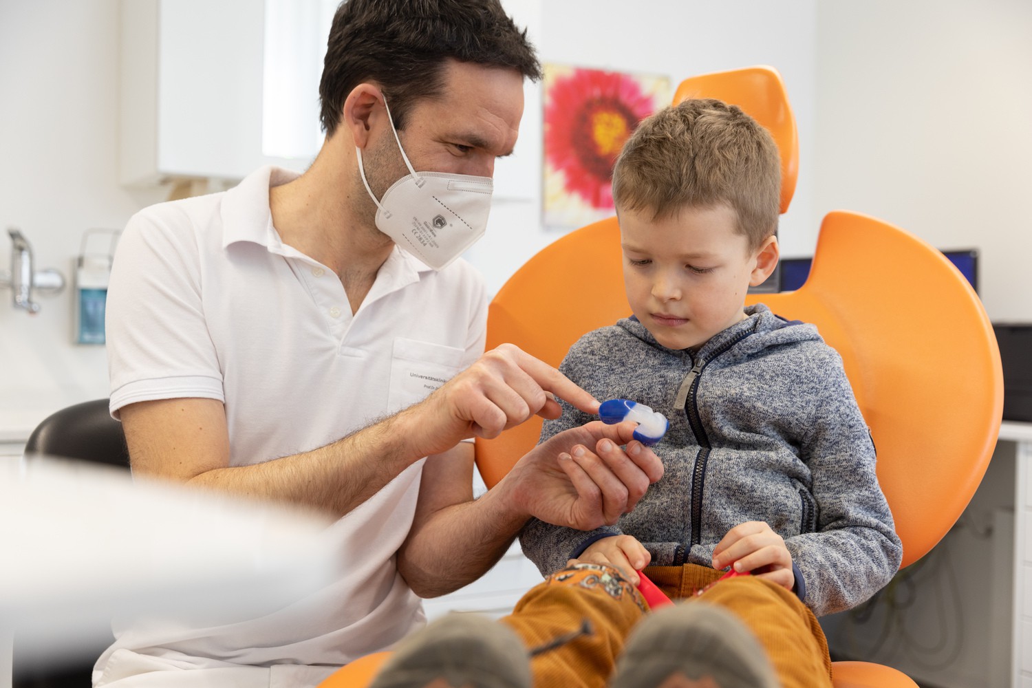 Kieferorthopäde Prof. Köhne will mit Sportmundschutz Frontzahnverletzungen von Kindern verhindern.