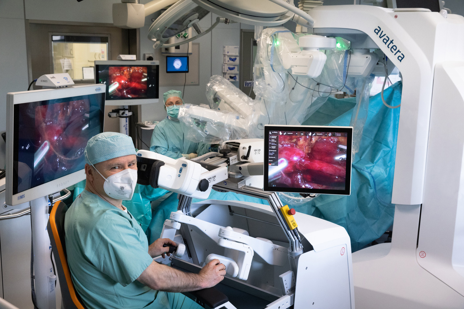 Prof. Jens-Uwe Stolzenburg, Direktor der Klinik und Poliklinik für Urologie des UKL, bei einem Eingriff mit dem Avatera-OP-Robotersystem.