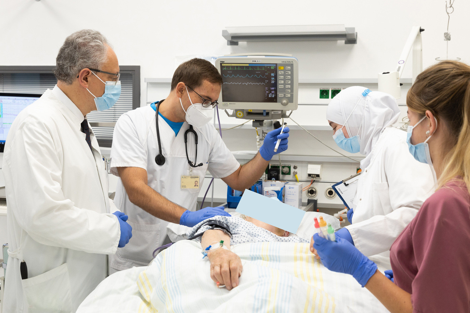 Prof. Joseph Claßen, Direktor der Klinik für Neurologie, Prof. Dominik Michalski, Oberarzt auf der Schlaganfallspezialstation – Stroke Unit –, Assistenzärztin Alhuda Dabbagh und Gesundheits- und Krankenpflegerin Samantha Aust (v.l.n.r.) am Bett einer Patientin.