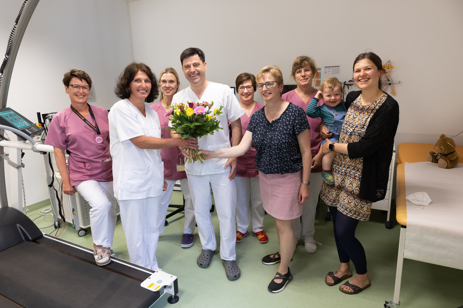 Katja Quast (3.v.re.) und Julia Rothmann (re.) von „Mukoviszidose Leipzig e.V.“ bedanken sich in der Mukoviszidose-Kinderambulanz des UKL mit einem Blumenstrauß bei Oberarzt Dr. Freerk Prenzel (4.v.li.), Dr. Constanze Henn (2.v.li.) und Kolleginnen der Pflege für viele Jahre gute und vertrauensvolle Zusammenarbeit.