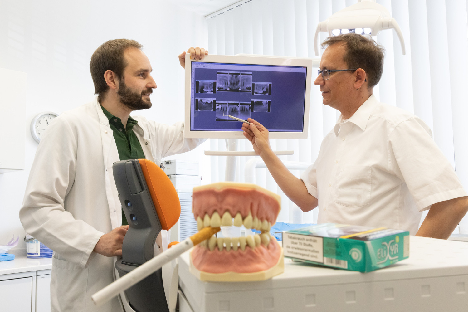Nikotin schadet auch den Zähnen, doch mit dem Rauchen komplett aufzuhören, ist keine leichte Sache: Darin sind sich die Zahnmedizin-Experten des UKL Prof. Dirk Ziebolz (re.) und PD Dr. Gerhard Schmalz einig. Das derzeit diskutierte THR-Konzept finden sie interessant.