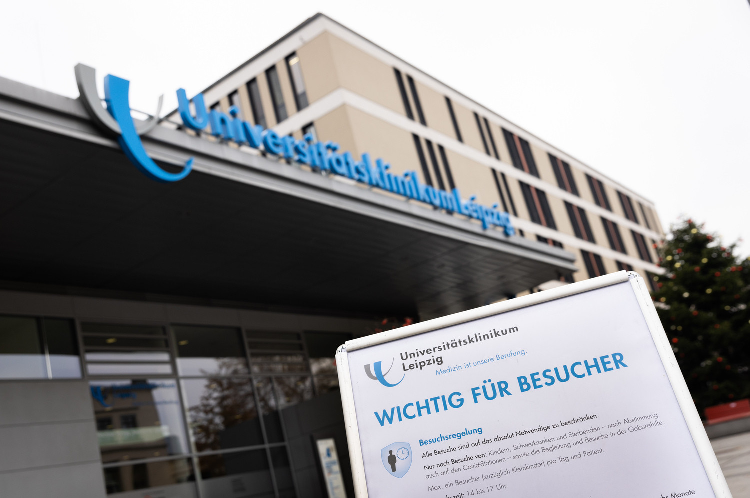 Das UKL lockert die aktuellen Einschränkungen für Besucher: Ab 30.5. können wieder alle Patient:innen besucht werden..