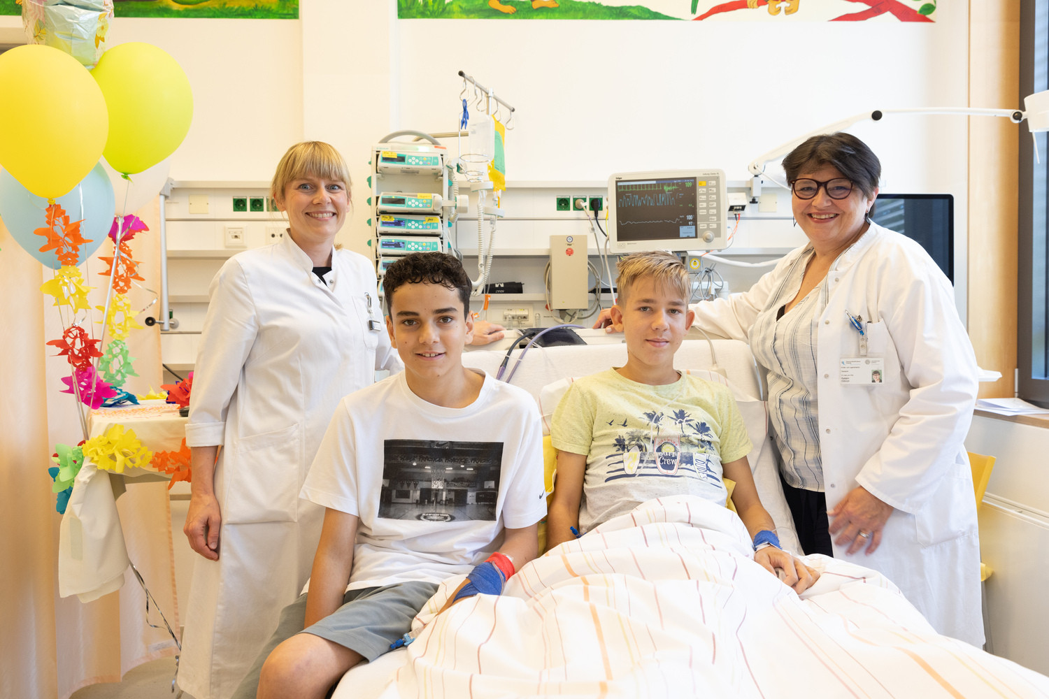 Omar Kilani und Cedric Krause erhielten am "Tag der Organspende" eine neue Niere. UKL-Kindernephrologin Dr. Katalin Dittrich (re.) und Oberärztin Dr. Katrin Semmling (li.) freuen sich mit ihnen.