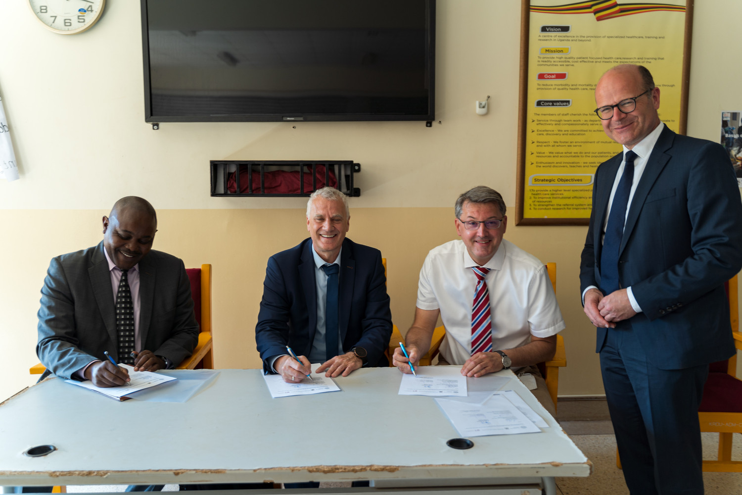 Bei einem Besuch im „Kiruddu National Referral Hospital" in Ugandas Hauptstadt Kampala unterzeichneten Prof. Christoph Lübbert (2.v.r.), Leiter des Zentrums für Infektionsmedizin am UKL, sowie Klinikdirektor Dr. Charles Kabugo (li.) und Dr. Michael Klingler (2.v.l.) von der Deutschen Gesellschaft für Internationale Zusammenarbeit (GIZ) eine offizielle Absichtserklärung über den längerfristigen Betrieb eines neu errichteten mikrobiologischen Labors. Rechts Delegationsleiter Oliver Schenk, Chef der Sächsischen Staatskanzlei.