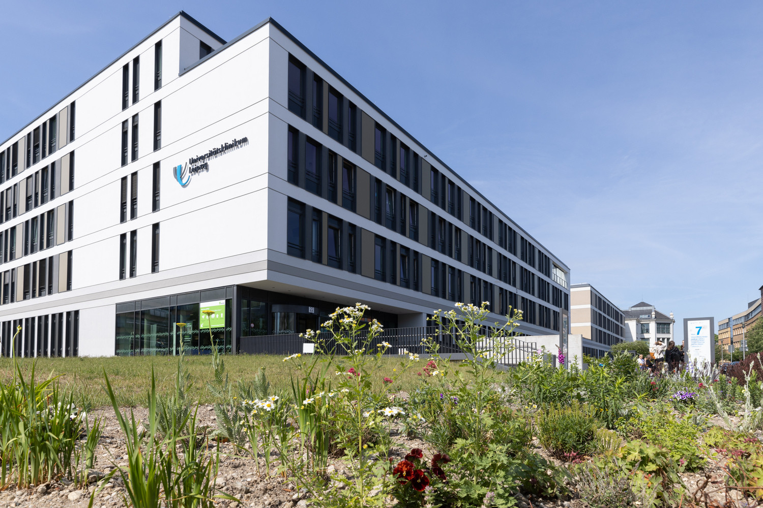 Haus 7 des UKL in der Liebigstraße, in dem sich unter anderem das Universitäre Krebszentrum Leipzig (UCCL) befindet. Der Standort Leipzig wird bereits seit 2018 durch die DKH zur Entwicklung eines Onkologischen Spitzenzentrums gefördert.