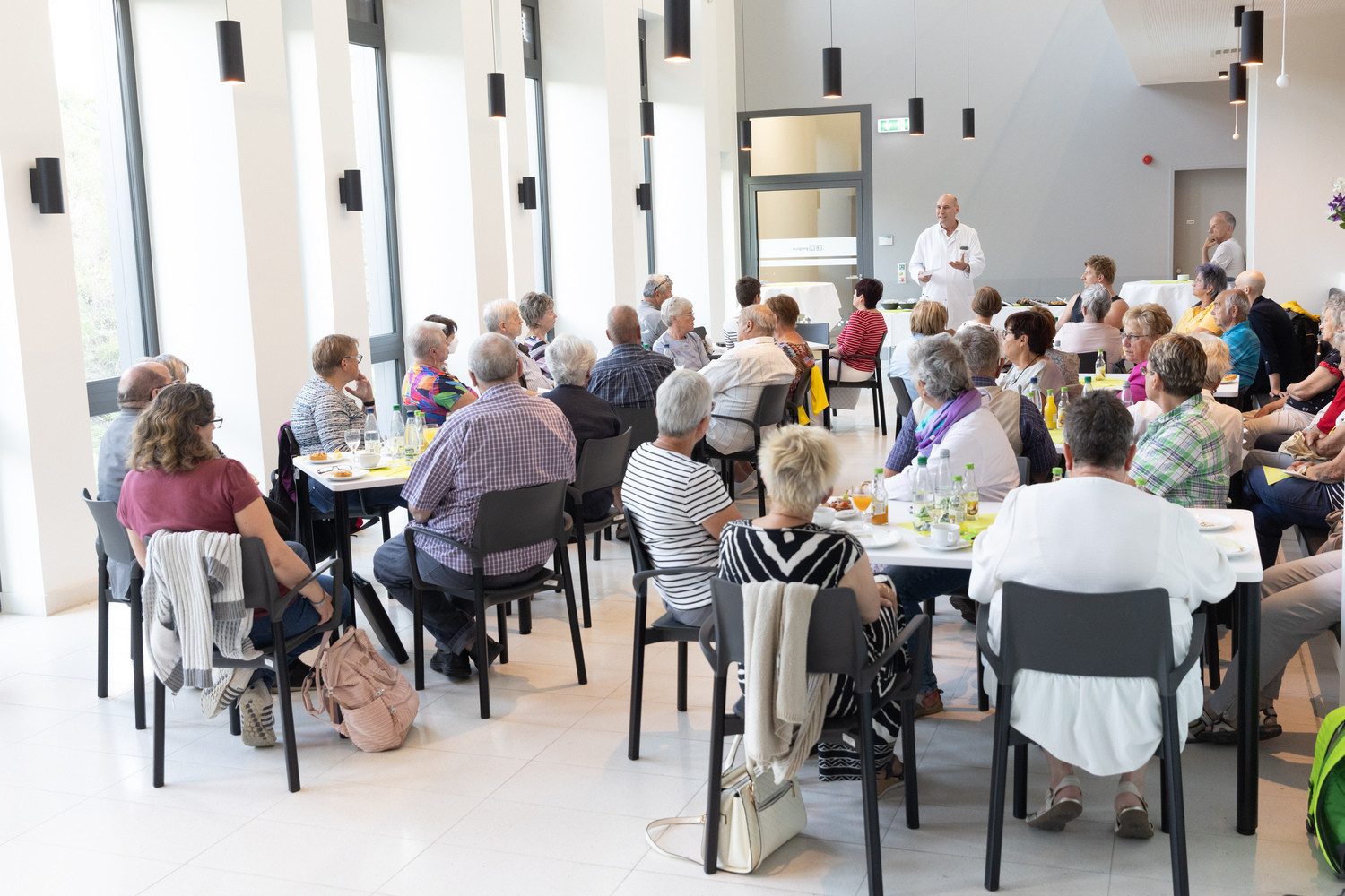 Wie hier bei einer früheren Veranstaltung heißt Prof. Florian Lordick (hinten, stehend) Patient:innen und Gäste zum Informationstag Krebs am 3. September am UCCL willkommen.