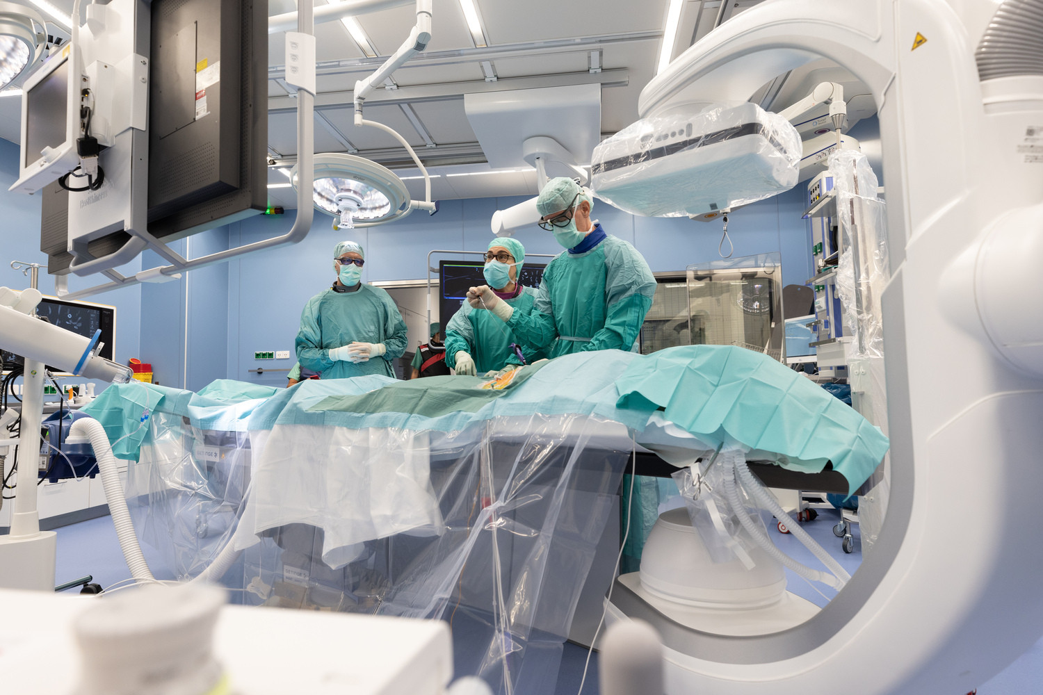 Die ersten Operationen in einem der neuen Säle führten am 5. September die Gefäßchirurgen zusammen mit den Angiologen durch.