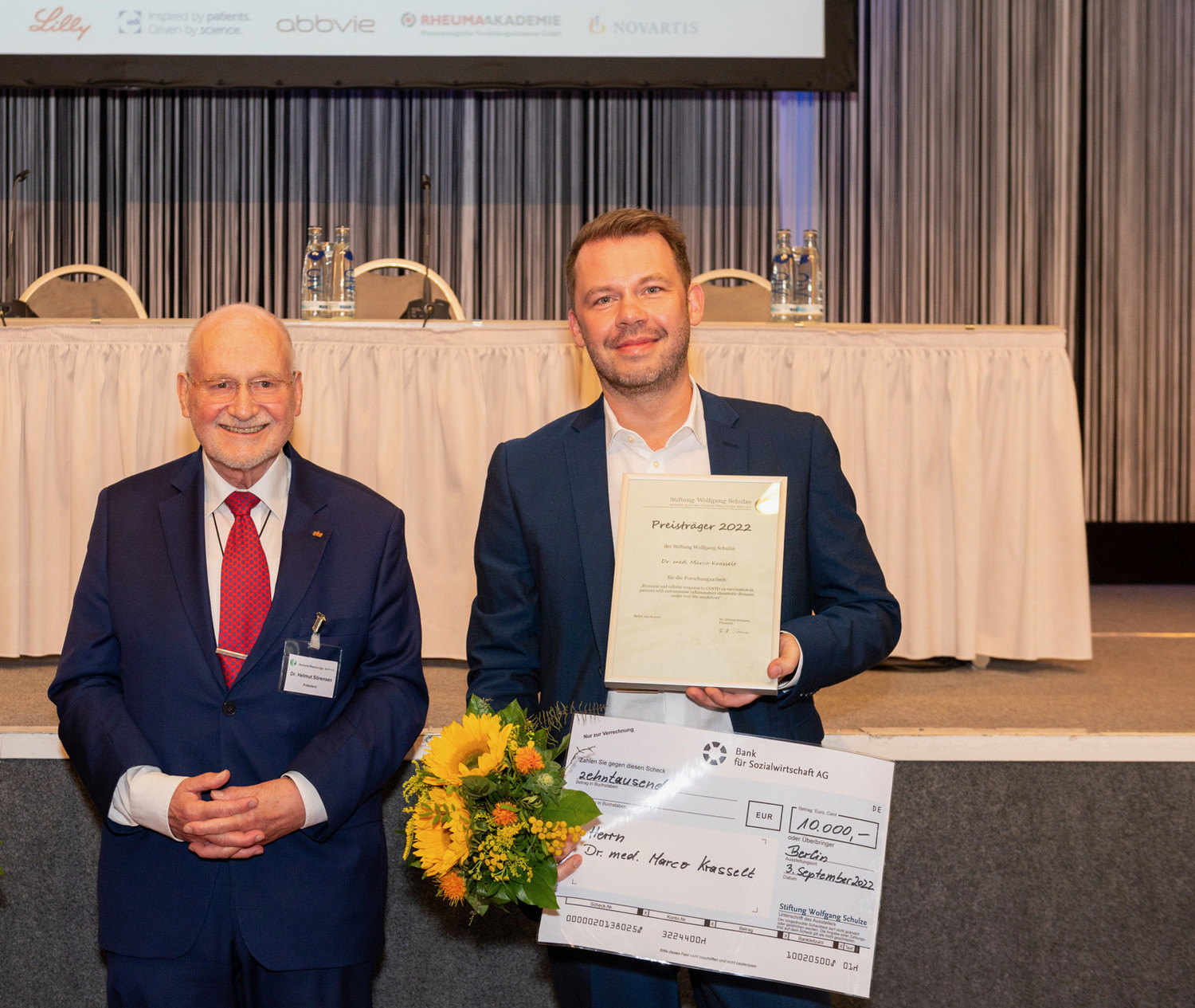 UKL-Rheumatologe Dr. Marco Krasselt (re.) ist Preisträger 2022 des Wolfgang-Schulze-Förderpreises. Überreicht wurde er von Dr. Helmut Sörensen, Rheumatologe und Landespräsident der Deutschen Rheuma-Liga in Berlin.