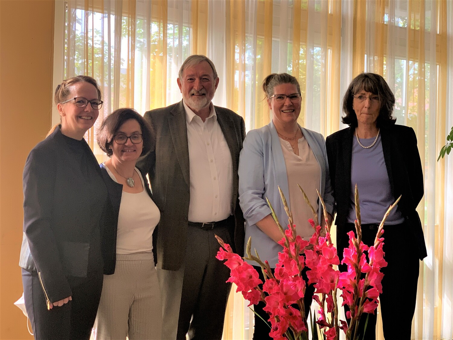 Neben Dr. Wolfgang Köhler (Mi.) vom UKL weiterhin im Vorstand vertreten sind (v.l.n.r.) Dr. Anja Klafke (Würzburg), Dr. Sabine Lindquist (Magdeburg), Dr. Wolfgang Köhler (Leipzig), Kristina Timmermann (Schwerin) sowie Dr. Anne Bredel-Geisler (Mainz).