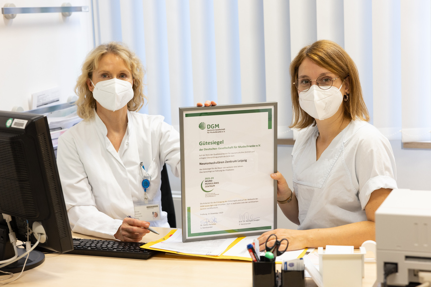 Patientenlotsin Eike Hänsel (re) und  Dr. Petra Baum unterstützen Patient:innen der Klinik für Neurologie am UKL bei der Bewältigung neuromuskulärer Erkrankungen.