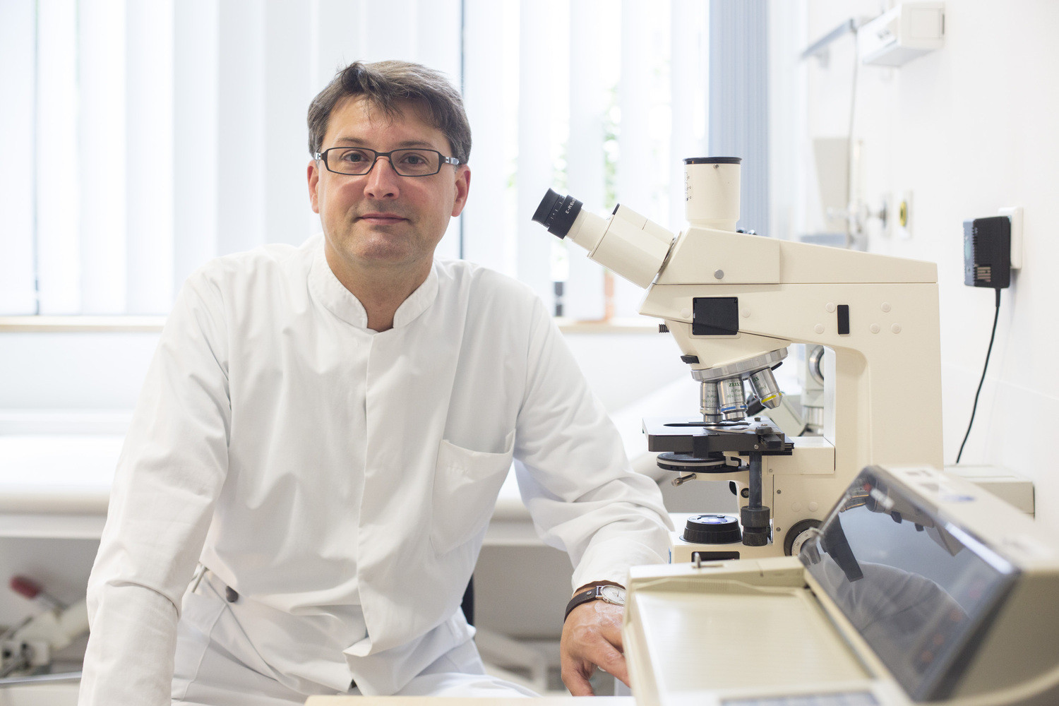 Unter Federführung von Prof. Dr. Christoph Lübbert vom Zentrum für Infektionsmedizin (ZINF) am UKL ist nun die verbesserte Neuauflage des Antiinfektiva-Leitfadens erschienen.