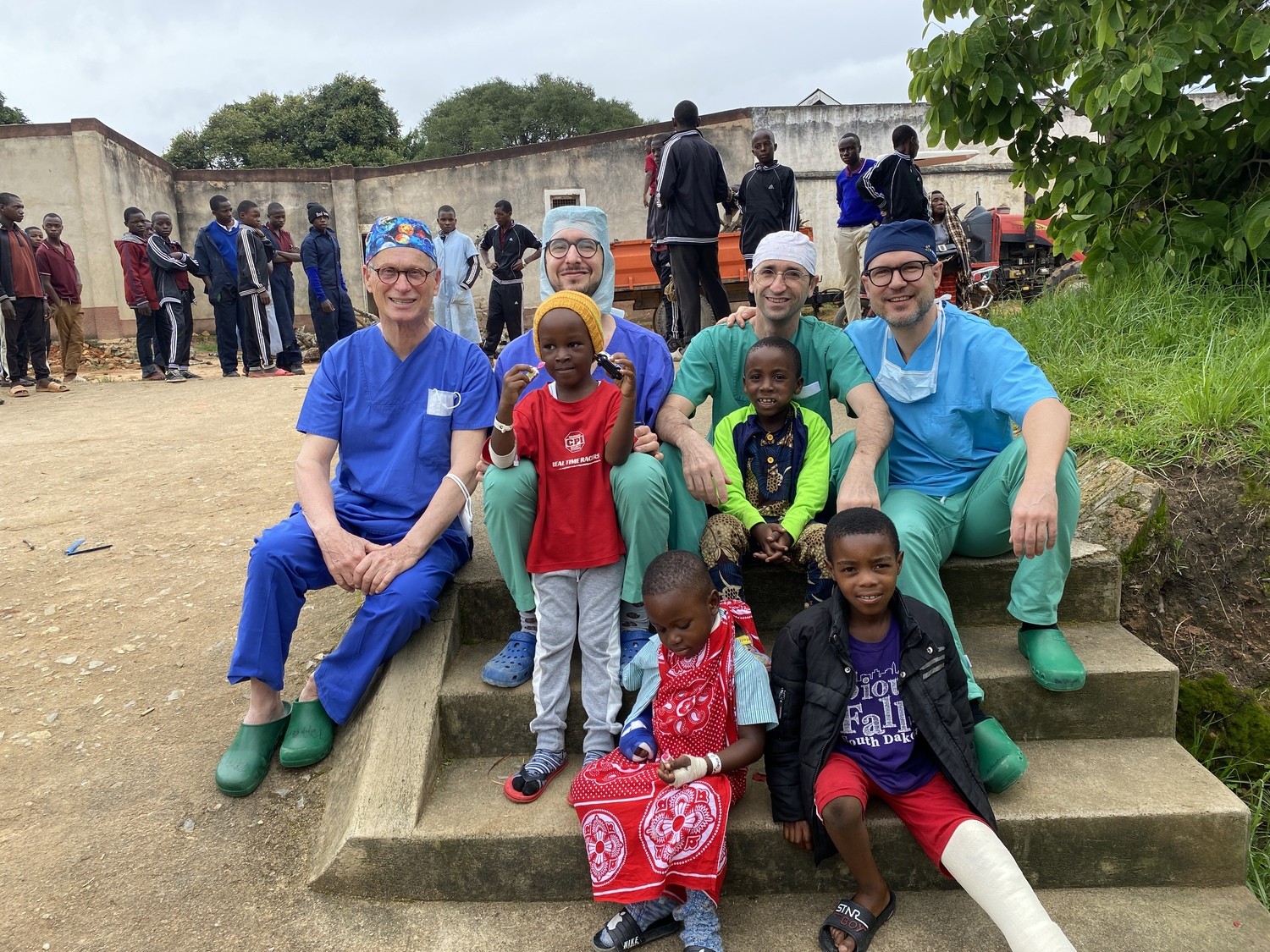 Prof. Martin Lacher (re.), Direktor der UKL-Kinderchirurgie, zusammen mit weiteren Ärzten des Hilfsteams in der Missionsstation in Ifunda, Tansania. Dort operierten sie im Februar dieses Jahres Kinder unter anderem mit schweren Brandverletzungen.