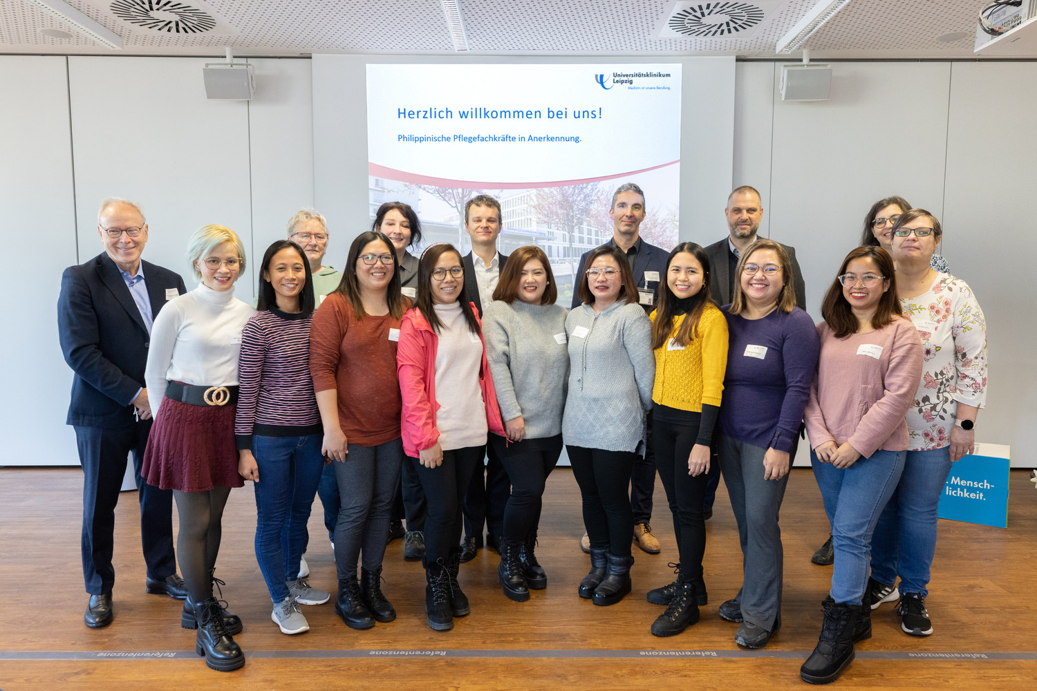 Herzlich willkommen bei uns!  Prof. Christoph Josten, Medizinischer Vorstand des UKL (ganz links), Dr. Robert Jacob, Kaufmännischer Vorstand des UKL (hintere Reihe, 4.v. li.) , Tancred Lasch, Geschäftsführender Pflegerischer Departmentleiter am UKL (hintere Reihe, 5.v.li.) und weitere Mitarbeiter:innen des UKL begrüßten die neuen Kolleginnen von Philippinen.