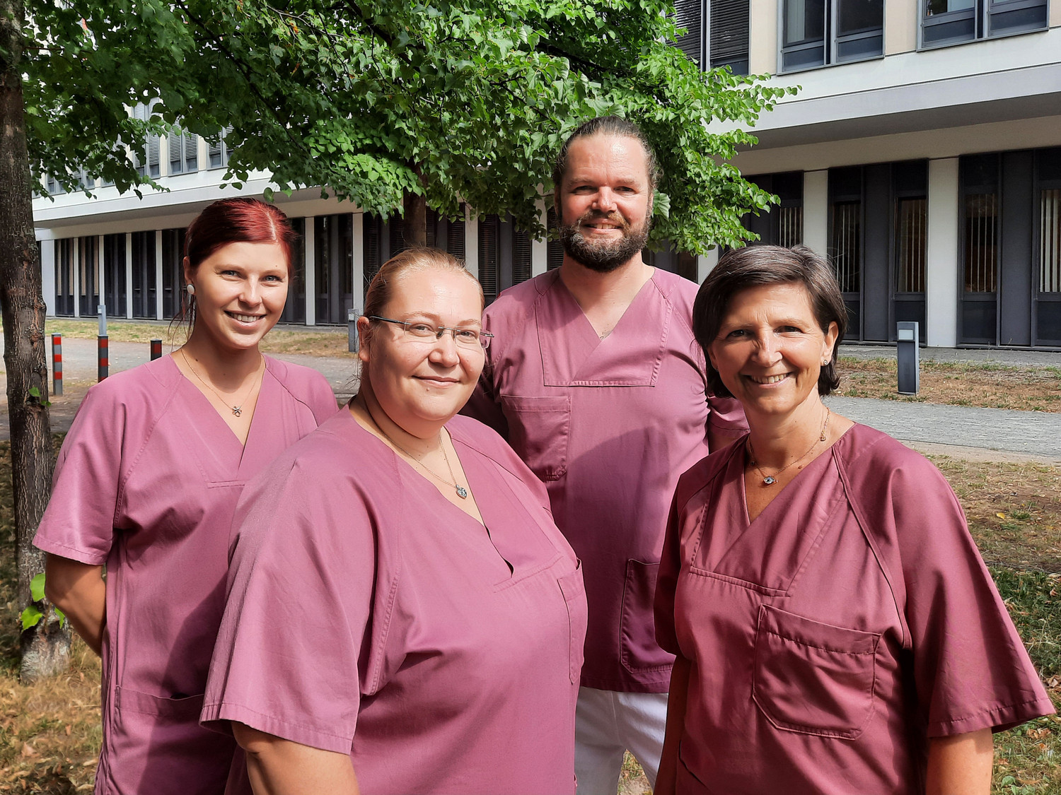 Sie beraten Kolleg:innen, Patient:innen und nun auch Angehörige aus pflegerischer Sicht zu vielen Fragen rund um die Behandlung von Krebserkrankungen: Annett Sudarma (re.), Matthias Herrmann (2.v.r.) und Sarah Pollrich 2.v.l.). Die Mitarbeiterin links auf dem Foto gehört dem Team des pflegerisch-onkologisch Konsildienstes aktuell nicht mehr an.