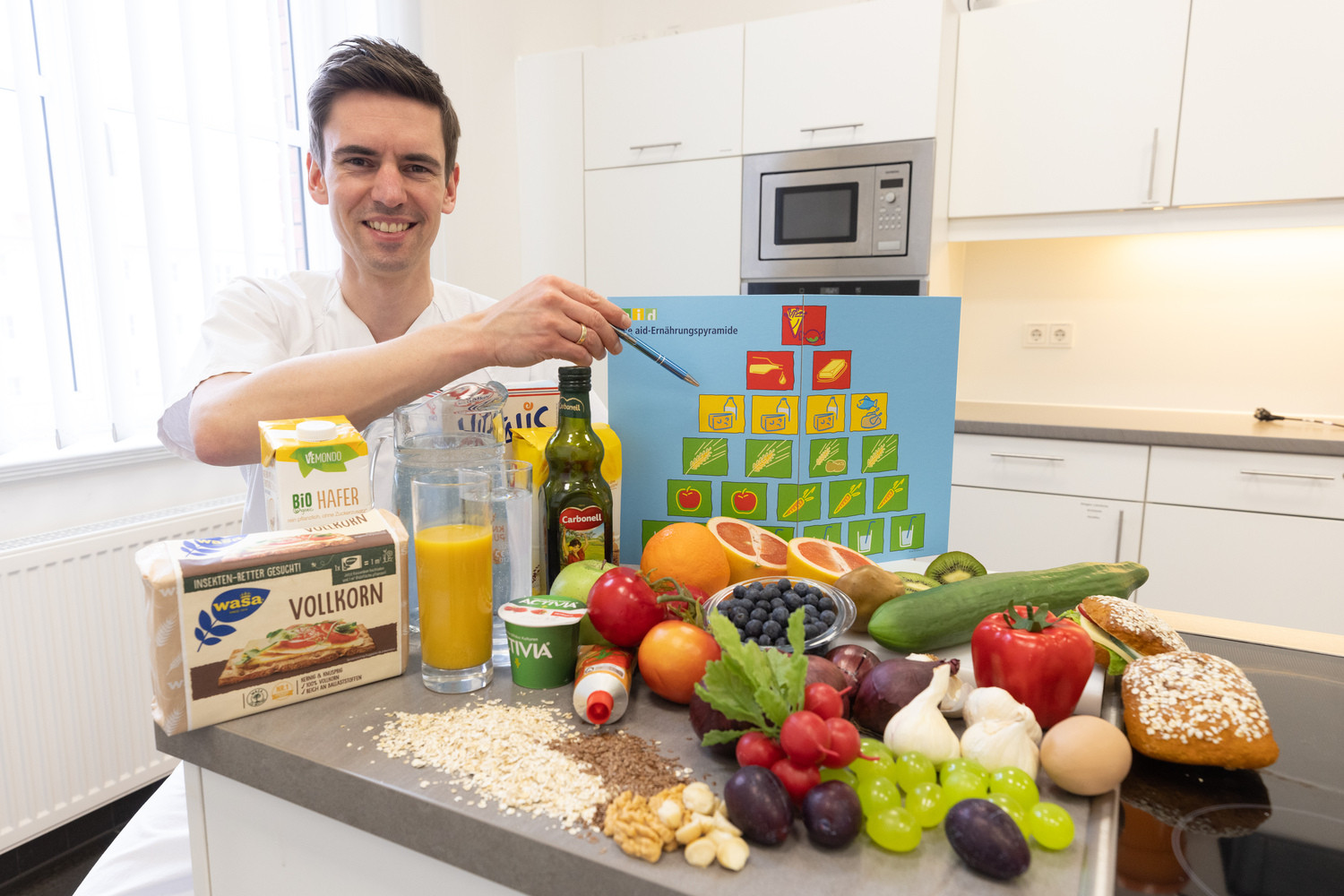 Lars Selig, Leiter des UKL-Ernährungsteams, mit einer Ernährungspyramide. Er rät von der Anwendung sogenannter „Krebsdiäten“ ab.