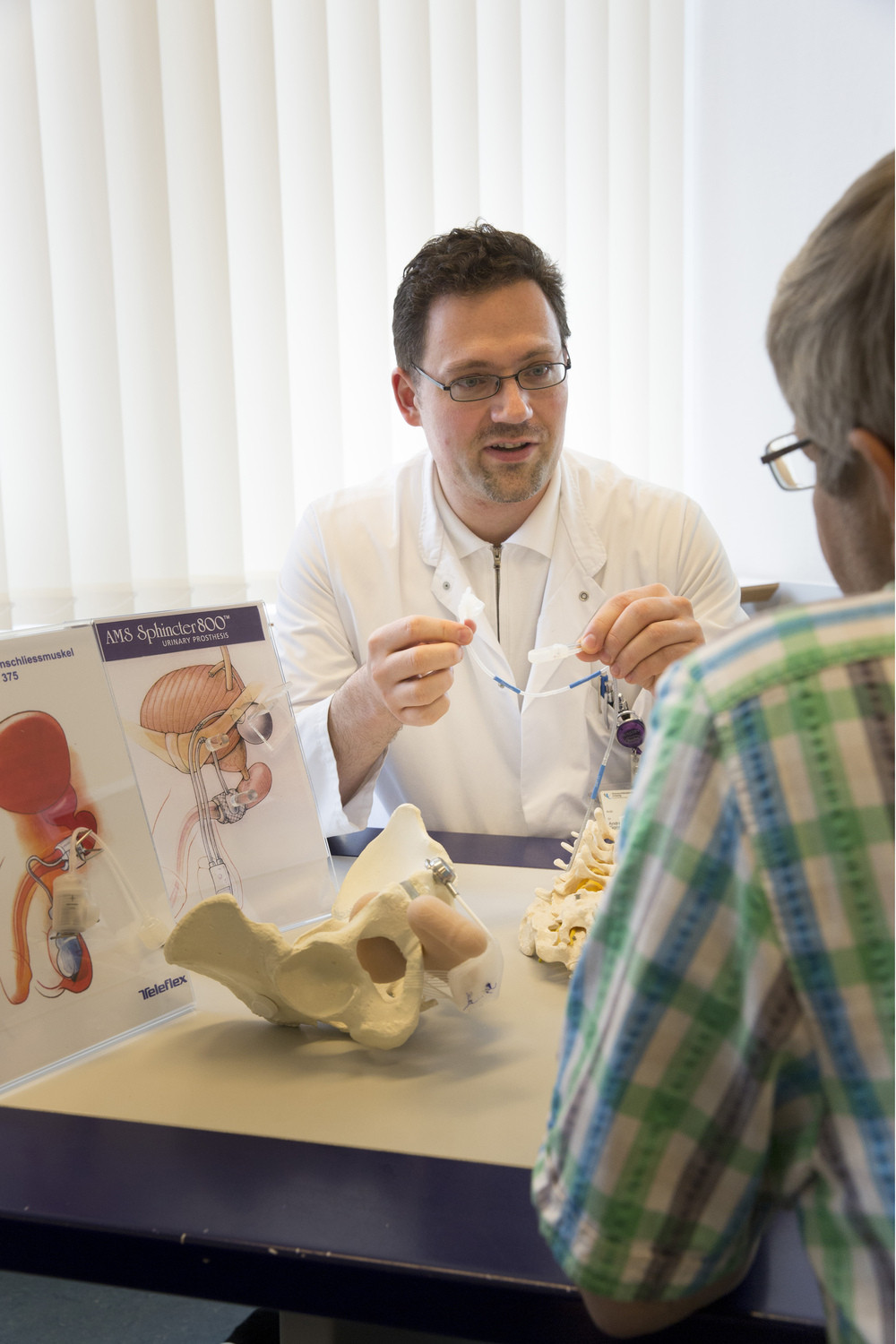 Dr. Andreas Gonsior mit einem Patienten in der Spezialsprechstunde für Blasenfunktionsstörungen und Inkontinenz.