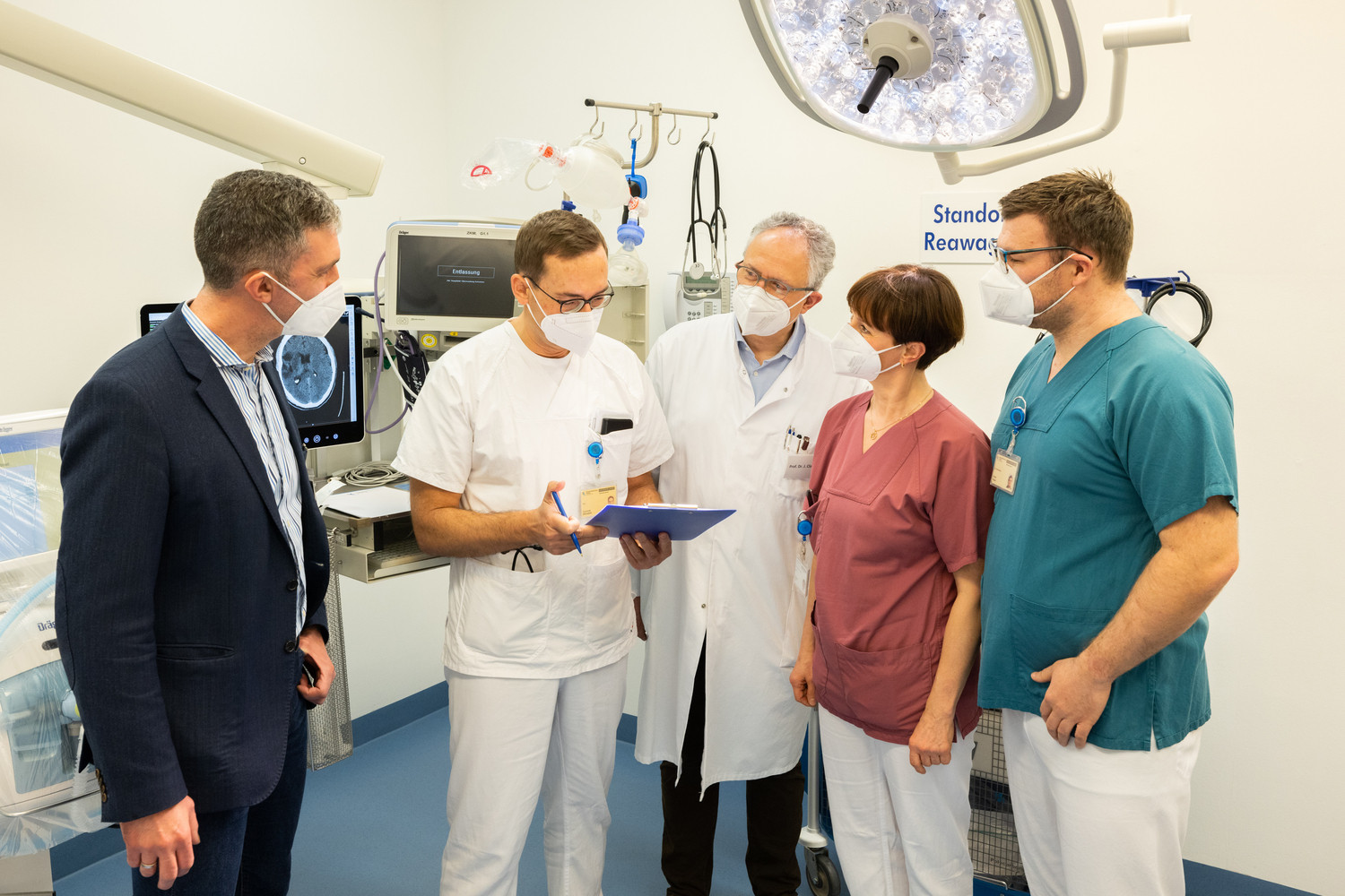 Die Behandlung von Patient:innen, die einen Schlaganfall erlitten haben, liegt zu großen Teilen, aber nicht ausschließlich in den Händen erfahrener Ärzte wie Neurologie-Klinikdirektor Prof. Joseph Claßen (Mi.) und Oberarzt Prof. Dominik Michalski (2.v.l.). Einen ebenfalls großen Anteil im komplexen Therapieprozess nehmen beispielsweise Ergotherapie und Logopädie, hier vertreten durch Teamleiter André Reiser (re.), sowie die Pflegenden ein, auf dem Foto repräsentiert durch Stationsleiterin Alexandra Brixi (2.v.r.) und übergeordnet durch den Geschäftsführenden Pflegerischen Departmentleiter am UKL, Tancred Lasch (li.).