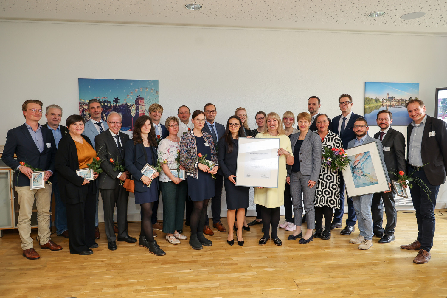 Sachsen Gesundheitsministerin Petra Köpping überreichte am 11. Mai 2023 in Magdeburg dem Vorstand des UKL Prof. Christoph Josten sowie dem Transplantationsteam des UKL die Auszeichnung für deren besonderes Engagement für die Organspende.