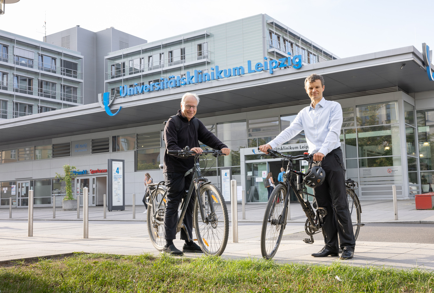 UKL-Vorstand Prof. Christoph Josten (li.), hier bei anderer Gelegenheit mit seinem Vorstandskollegen Dr. Robert Jacob per Rad unterwegs, wird die Etappe von Halle nach Leipzig vor das UKL mitfahren.