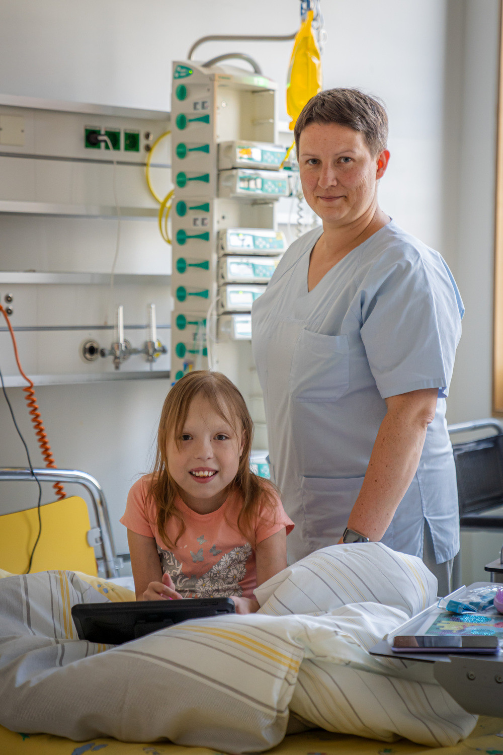 Die zwölfjährige Emily ist oft mehrere Wochen nacheinander stationär im UKL. Seit sie dank des Avatars live am Unterricht teilnehmen kann, verpasst sie weniger vom Schulstoff. Elternbetreuerin Franziska Rothe von der Kinder-Intensivstation des UKL betreut Emily seit vielen Jahren.