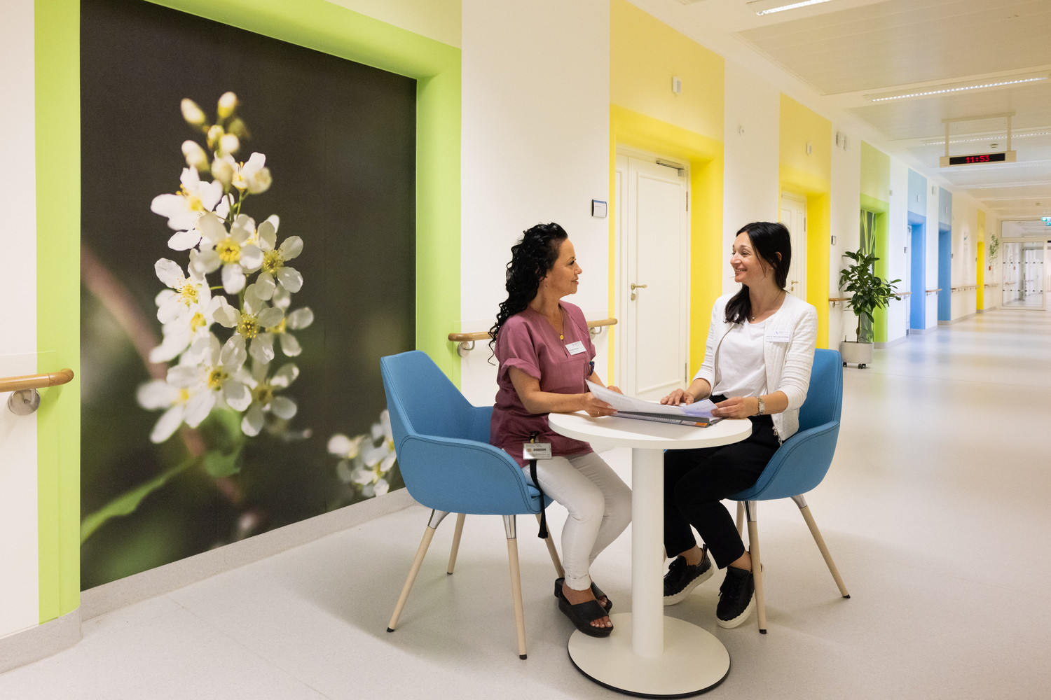 Auch die Wahl der Farben an Wänden und Türen folgt dem therapeutischen Konzept auf der Spezialstation: Prof. Maria Strauß (re.), Geschäftsführende Oberärztin der Klinik für Psychiatrie und Psychotherapie und Leiterin der Spezialstation für Affektive Störungen, bespricht sich mit Stationsleiterin Mandy Wiedersich.