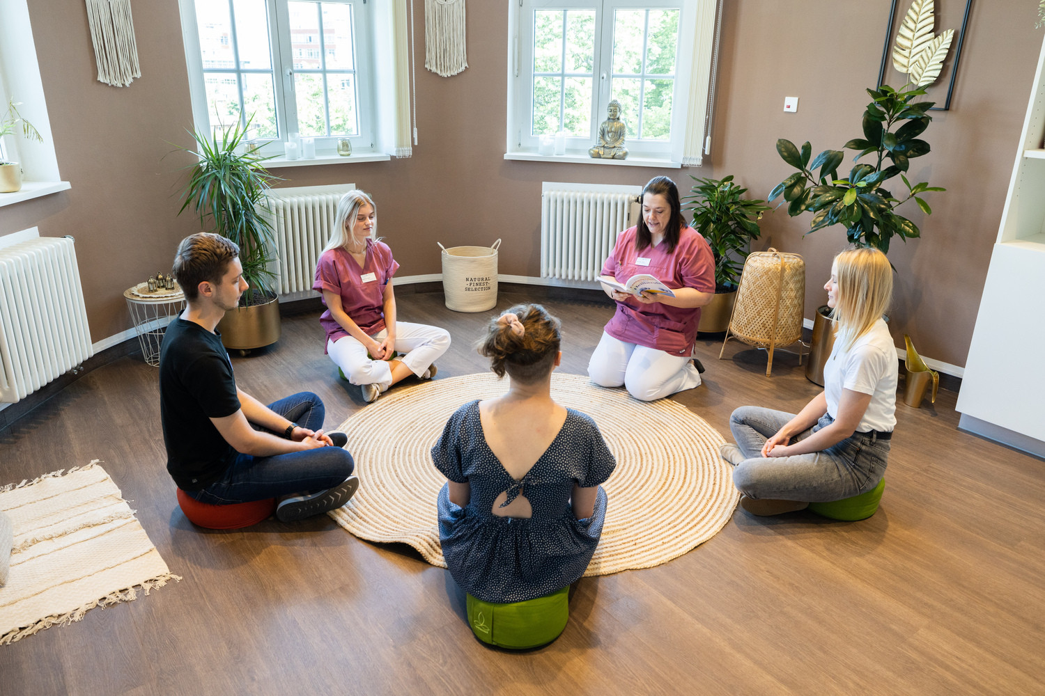 Die modernen Therapieräume sind wohnlich gestaltet. Auf dieser Spezialstation des UKL treffen depressive Patient:innen endlich auch auf Menschen mit dem gleichen Krankheitsbild und auf engagierte Ärzt:innen und Pflegende, die ihnen Wege zurück in die Selbständigkeit aufzeigen.