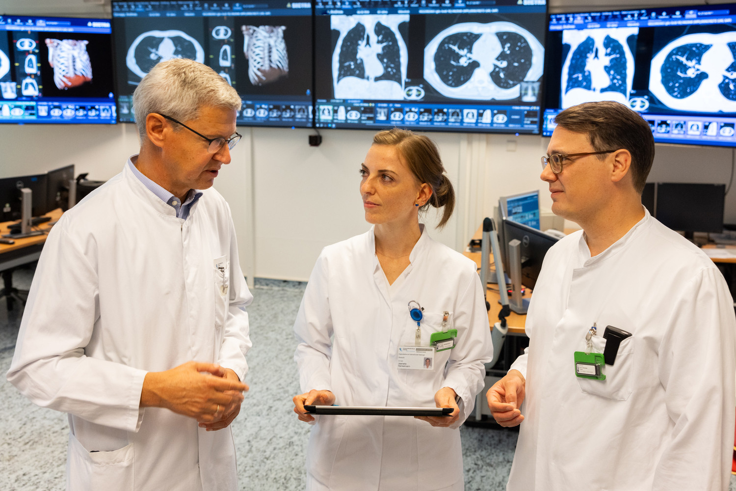 Ein Lungenkrebs-Screening wird für ein optimales Ergebnis die enge Zusammenarbeit verschiedener Fachgebiete erfordern, wie hier am UKL durch die Pneumologie (Prof. Hubert Wirtz, li.) und die Radiologie ( PD. Dr. Henkelmann, Mi,. Prof. Timm Denecke, re.) praktiziert.