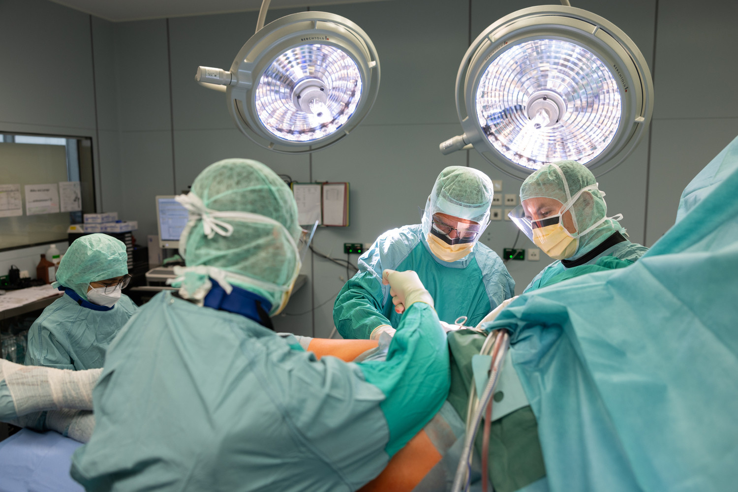 Prof. Andreas Roth (2.v.r.) während einer Operation. Der leitende UKL-Chirurg und sein Team der Endoprothetik setzen auf neueste Verfahren, die wesentlich seltener zu hohem Blutverlust bei Patient:innen führen.