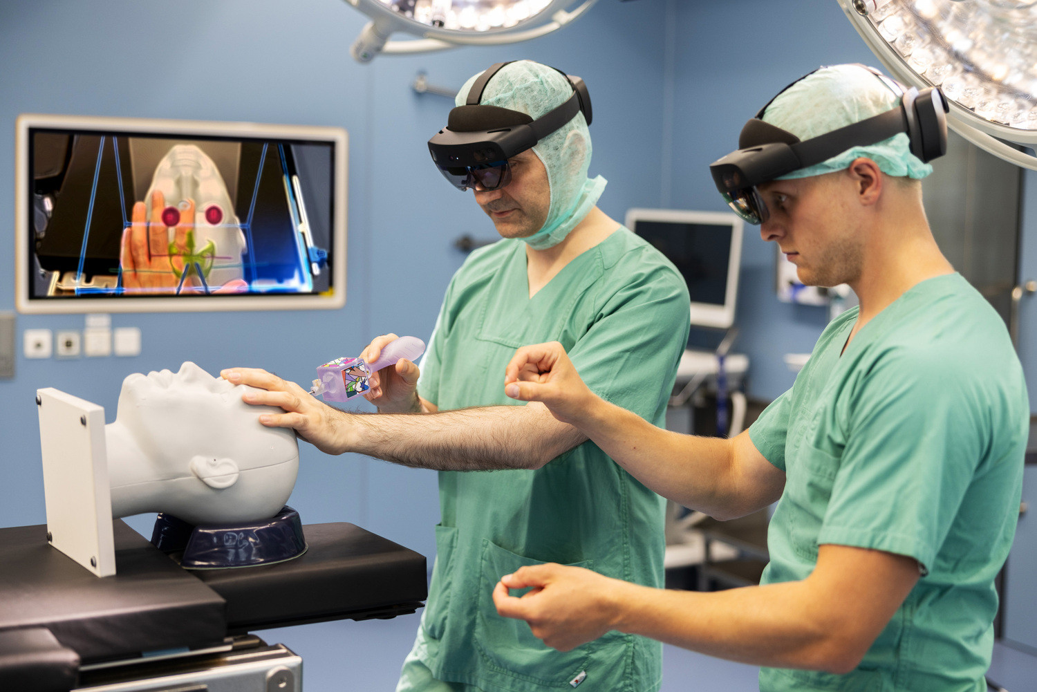 Dank der Datenbrille kann Neurochirurg Prof. Erdem Güresir (li.) in den Modellkopf hineinschauen. Sein Team entwickelt zusammen mit Partnern ein virtuelles Navigationssystem für noch sicherere Eingriffe im Kopf.