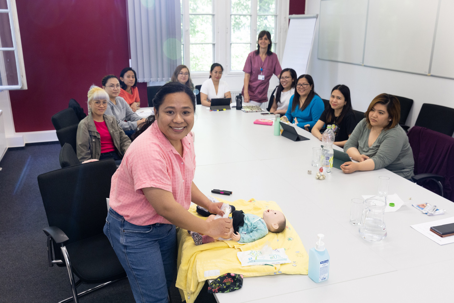 Joy Rombaoa (vorn), aus der im Oktober 2021 begrüßten ersten Gruppe philippinischer Pflegefachkräfte am Universitätsklinikum Leipzig, ist eine der 20 internationalen Fachkräfte, die zum Sommerfest des sächsischen Ministerpräsidenten eingeladen wurden.