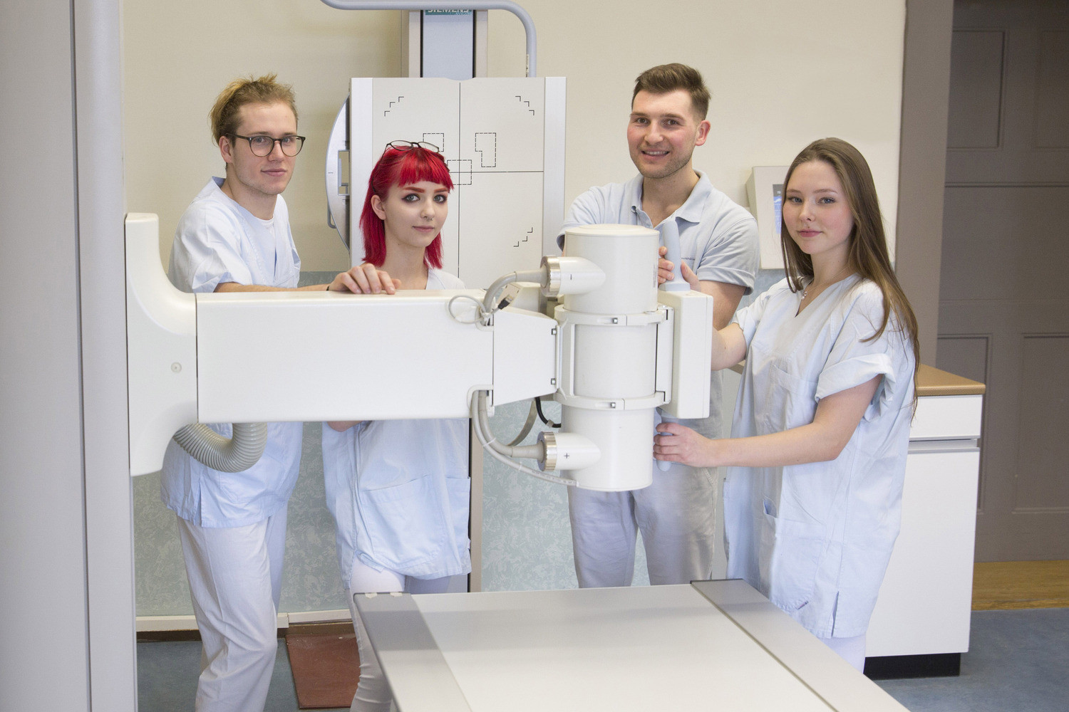 In der Radiologie und in der Laboratoriumsmedizin werden die Azubis erstmals mit der neuen Berufsbezeichnung "medizinische Technologin" und "medizinischer Technologe" ausgebildet.