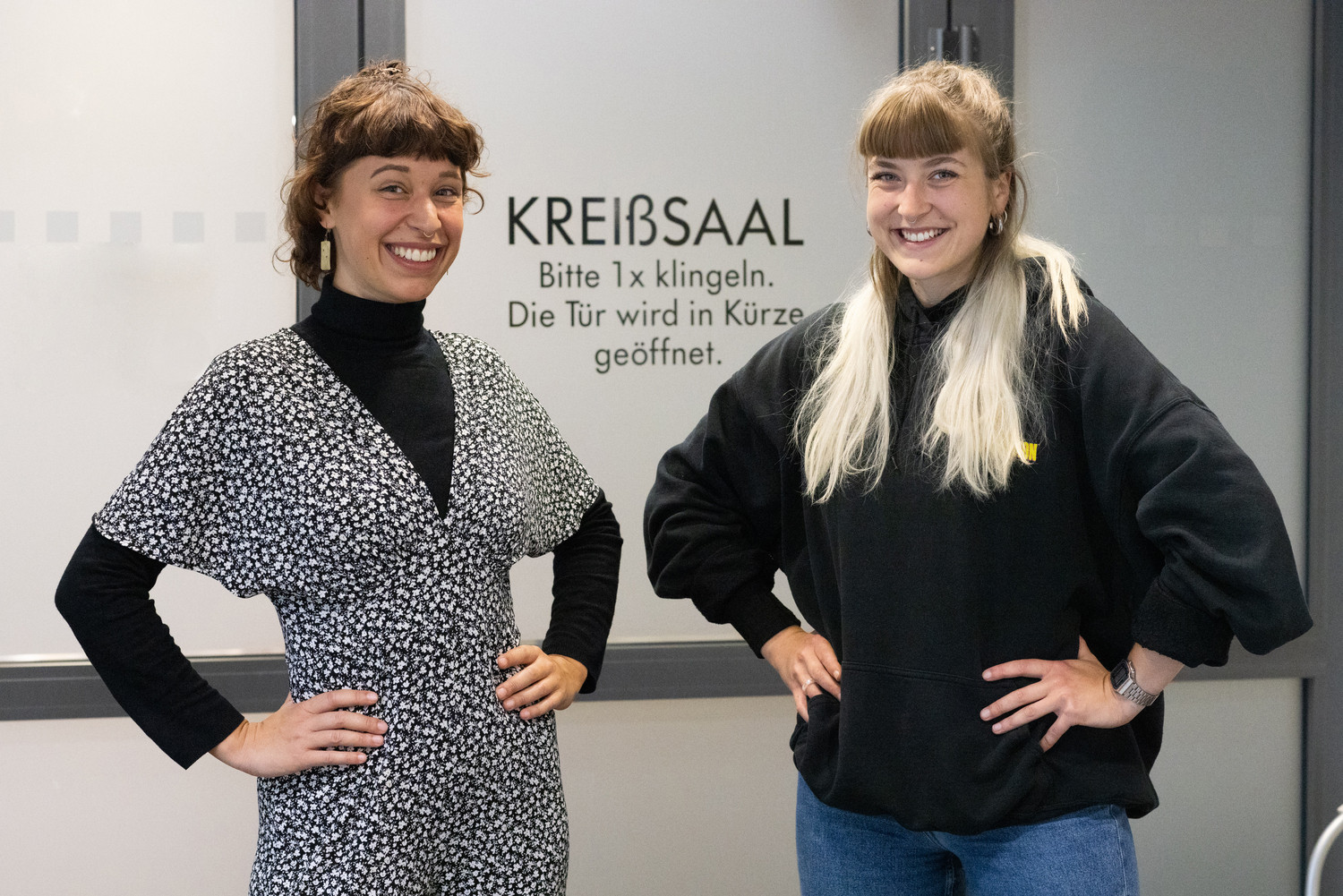 Marie-Henrike Kruse (li.) und Charlotte Deckwerth gehören zur letzten Klasse, die an der Medizinischen Berufsfachschule des UKL zur Hebamme ausgebildet worden sind: „Die drei Jahre waren vielschichtig und anspruchsvoll.“