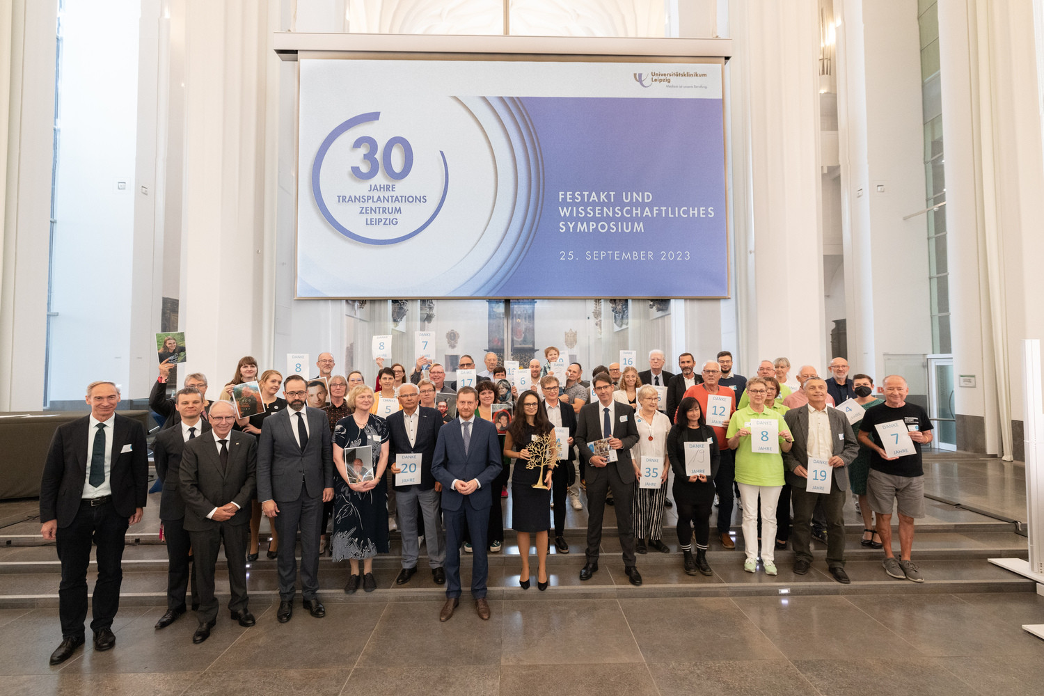 Zum Festakt anlässlich des 30. Jubiläums des Transplantationszentrums am UKL waren neben Angehörigen von Organspendern auch viele  Empfänger von Organen anwesend, die sich mit Plakaten für die geschenkten Lebensjahre bedankten.