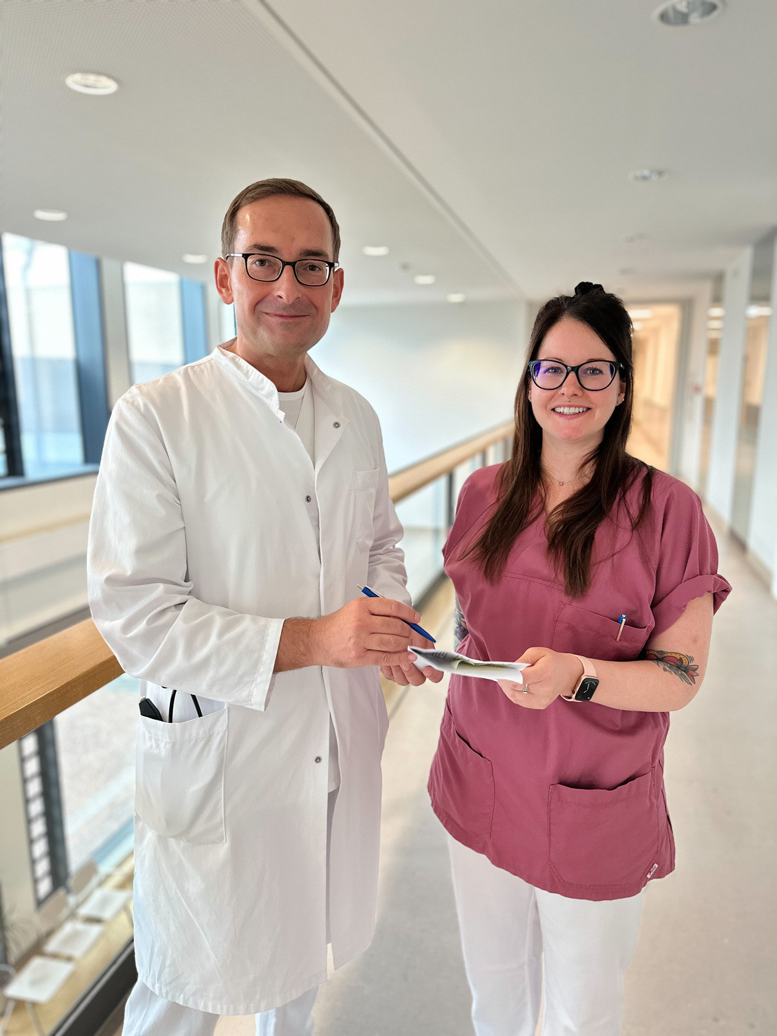 Prof. Dominik Michalski, Oberarzt der Stroke Unit und Neurologischen Intensivstation, im Austausch mit Daniela Geisler, Pflegefachkraft und Schlaganfalllotsin.