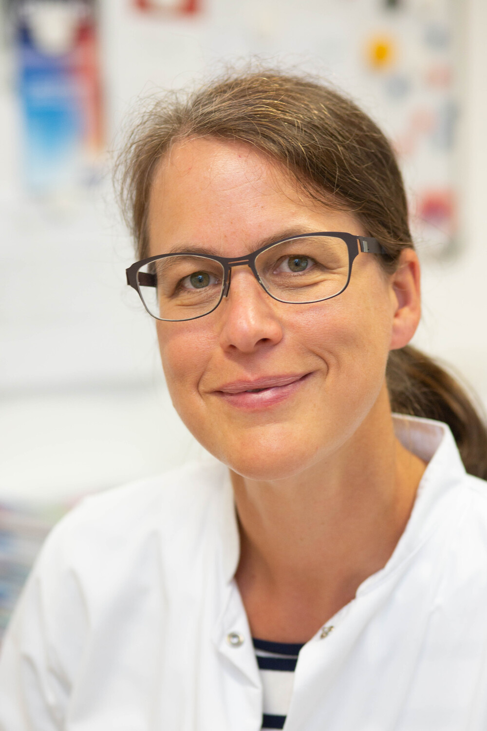 Im Interview: Prof. Dr. Dorothee Saur, Neurologin am Universitätsklinikum Leipzig und Alzheimer-Expertin. Sie sagt, das Thema halte sie und ihre Kolleg:innen „in Atem“, da neue Alzheimer-Therapien vor der Zulassung stünden.