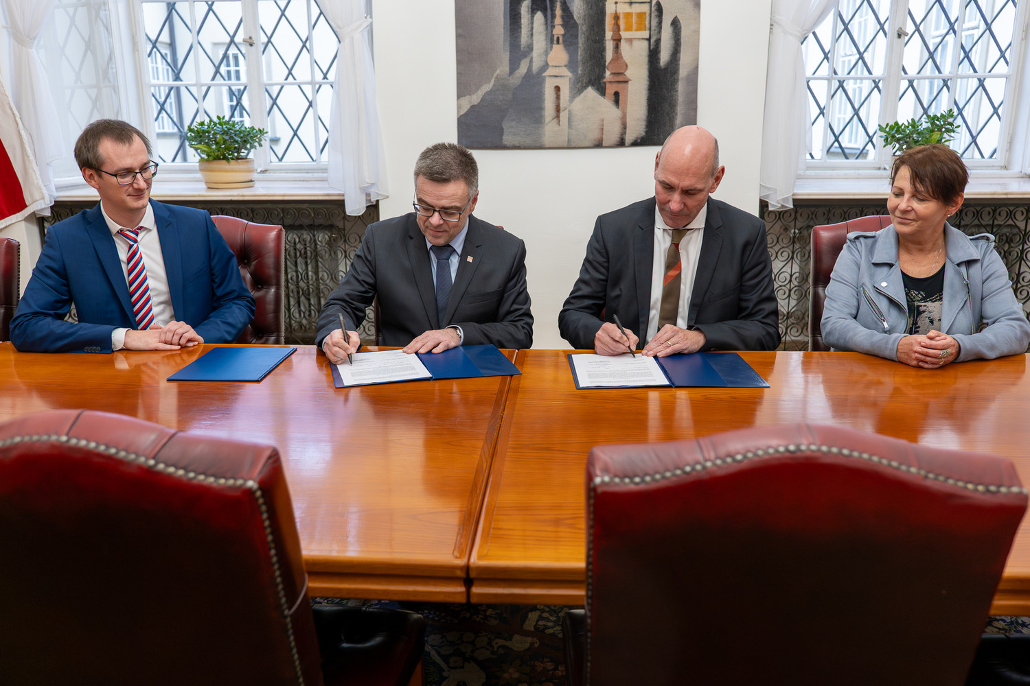 Prof. Florian Lordick, UKL (3.v.l.) unterzeichnete im Rathaus von Brno mit Prof. Marek Svoboda, Masaryk Memorial Cancer Institut, (2.v.l.) die Kooperationsvereinbarung zur Zusammenarbeit in der Krebsmedizin.