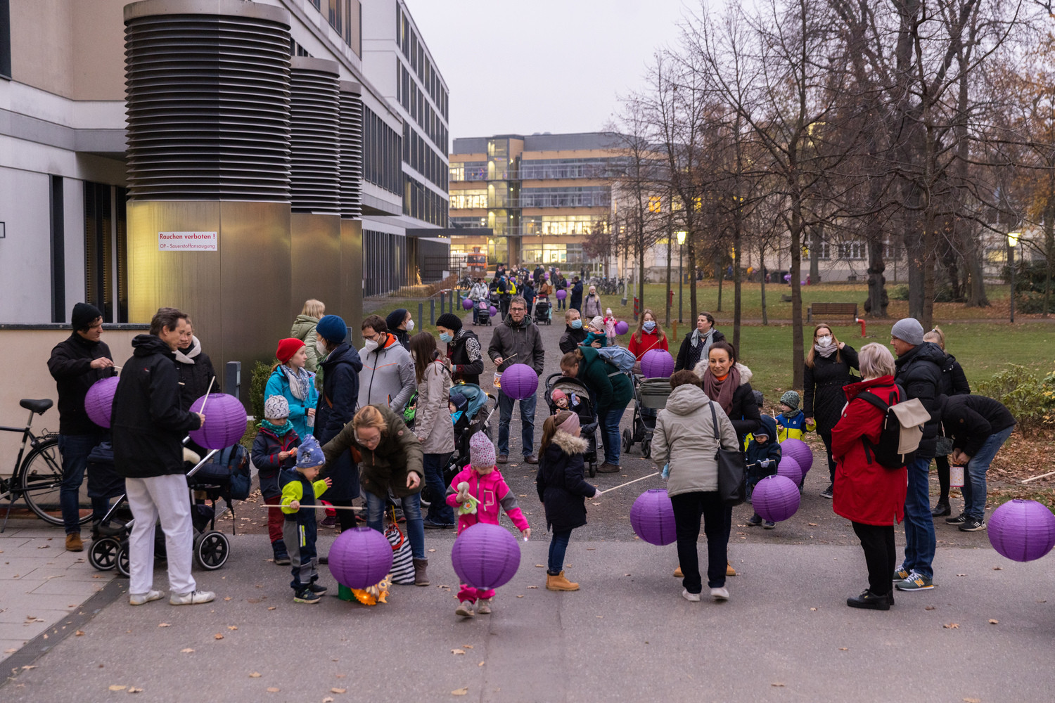 Wie hier im November 2021 trafen sich auch in diesem Jahr zum Tag der Frühgeborenen ehemalige Patient:innen und deren Eltern mit Ärzt:innen und Pflegenden der UKL-Neonatologie zu einem Laternenumzug.