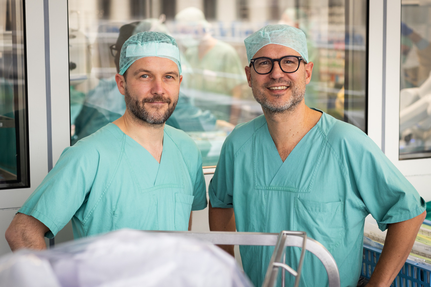 Kaum eine andere Kinderchirurgie operiert in Deutschland so viele Kinder mit Hilfe des „da Vinci“ wie die des UKL: Klinikdirektor Prof. Martin Lacher (re.) und Oberarzt PD Dr. Jan-Hendrik Gosemann.