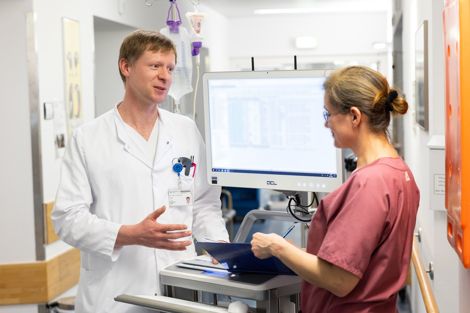 Das Kernteam der neuen „Ambulanten Spezialfachärztlichen Versorgung“ stellt unter anderem die HNO-Klinik des UKL. Teil des Teams ist unter anderem Oberarzt Dr. Matthäus Stöhr, hier in Abstimmung mit einer Stationsschwester.