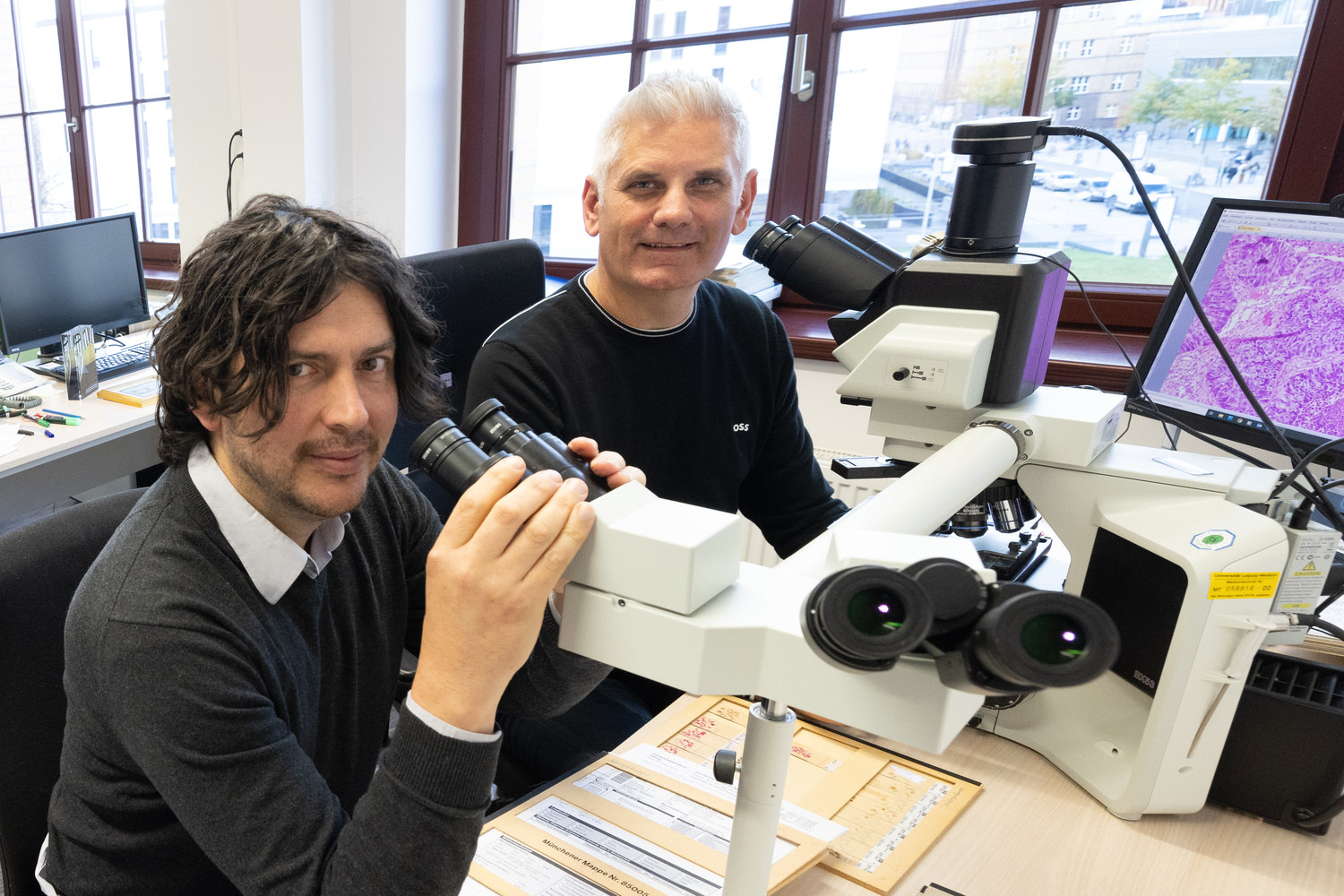 Prof. Wolf C. Müller (re.), hier im Bild mit seinem Mitarbeiter Dr. Alonso Barrantes-Freer, leitet seit 2012 die Neuropathologie am UKL.