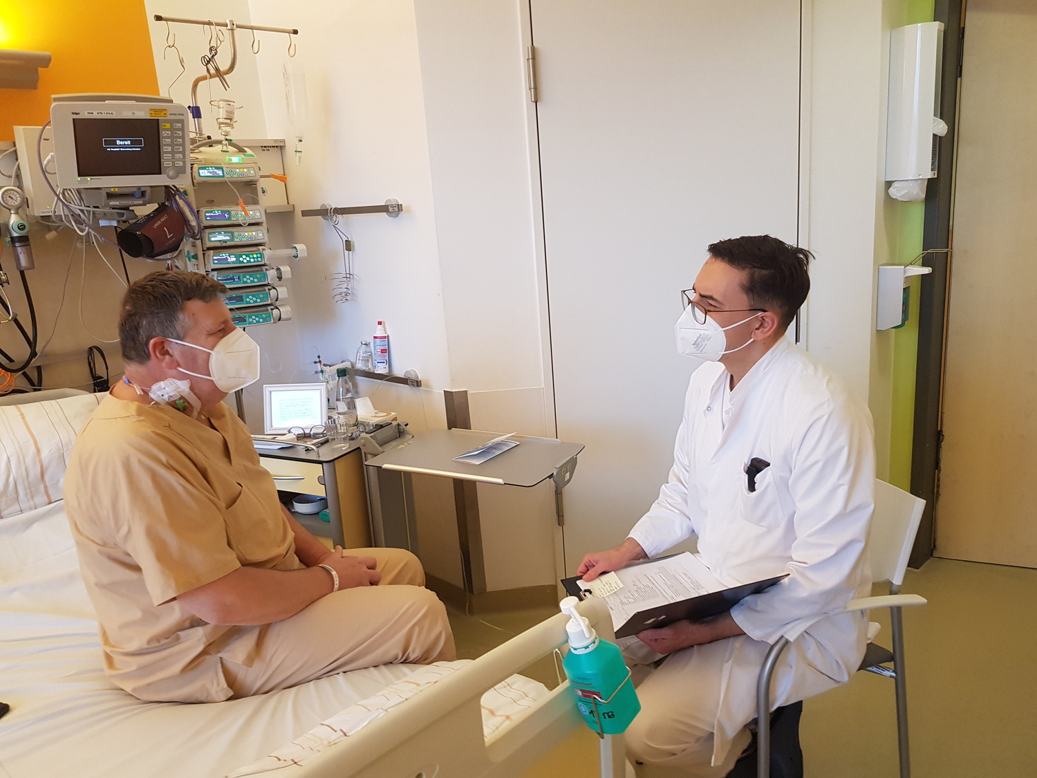 Kurz vor der Entlassung seines Patienten spricht Oberarzt Dr. Vladan Vucinic (re.) noch einmal die Ergebnisse der letzten Untersuchungen mit Jens Wußmann durch. Er war der 150. Patient, der am Universitätsklinikum Leipzig mit einer CAR-T-Zelltherapie behandelt wurde.
