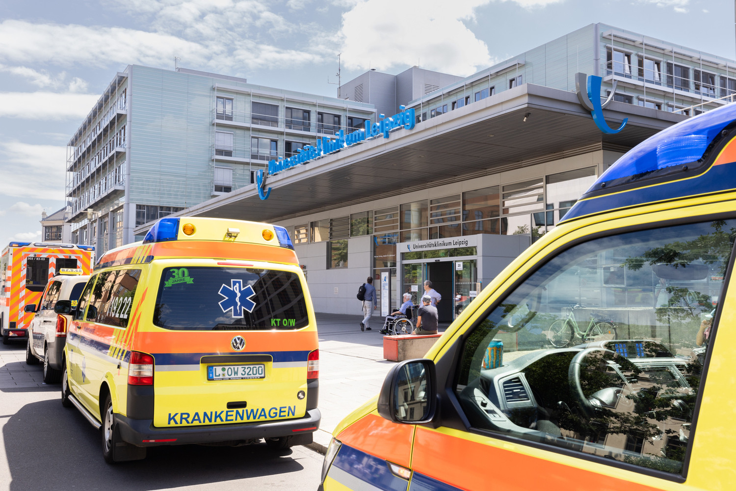 Rettungsdienste (Archivfoto) brachten kürzlich an einem Tag drei Patienten ans UKL, die mit einer ECMO behandelt werden mussten, einem maschinellen Ersatzsystem für das menschliche Herz-Kreislauf-System, wenn dieses nach Infarkt oder starker Unterkühlung nicht mehr arbeitet.