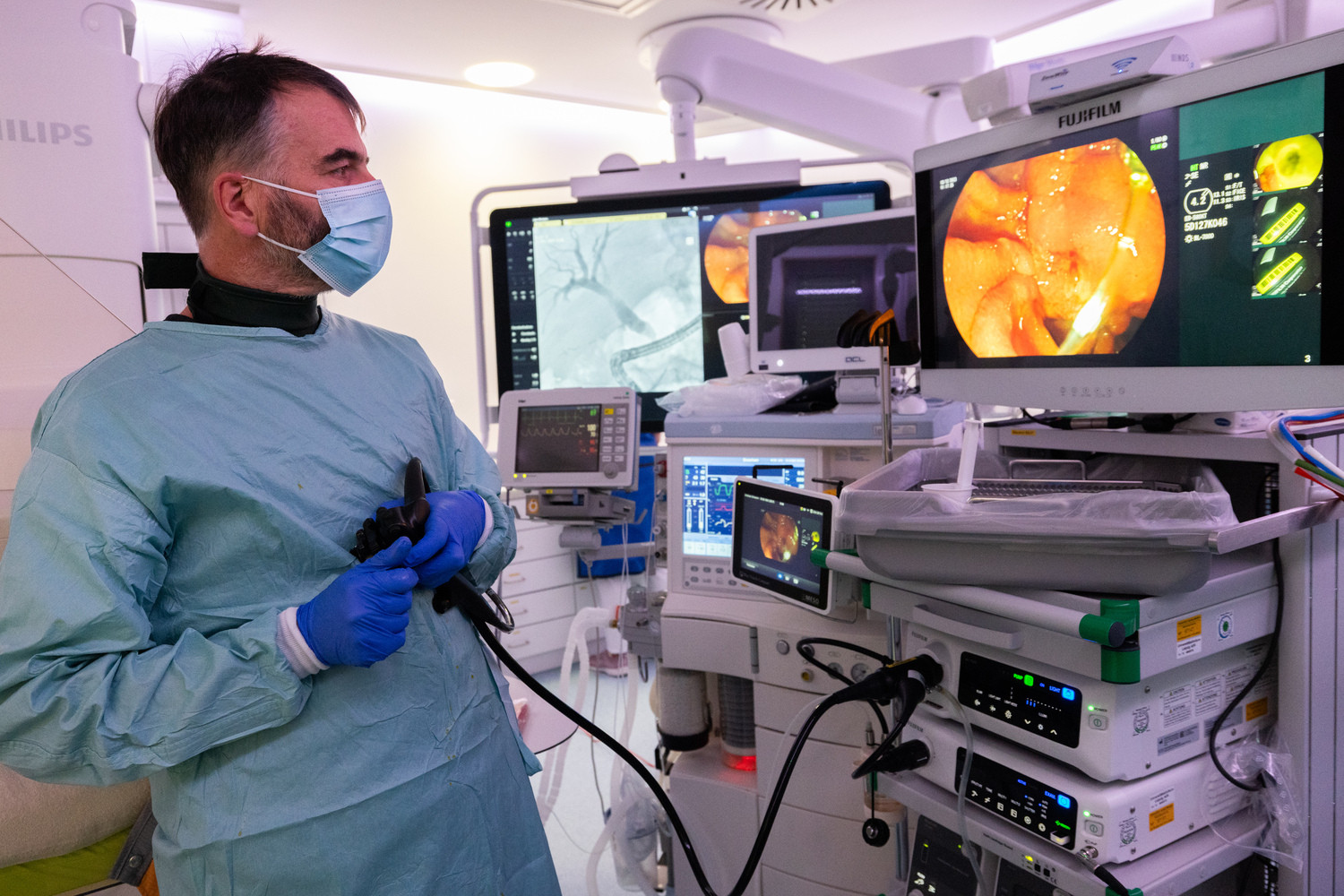 Dr. Jürgen Feisthammel bei einer ERCP-Untersuchung mit Hilfe des neuen Röntgen-Geräts der UKL-Endoskopie. „Das Gerät hat unsere Vorstellungen erfüllt, die Arbeit macht Spaß“, sagt er.