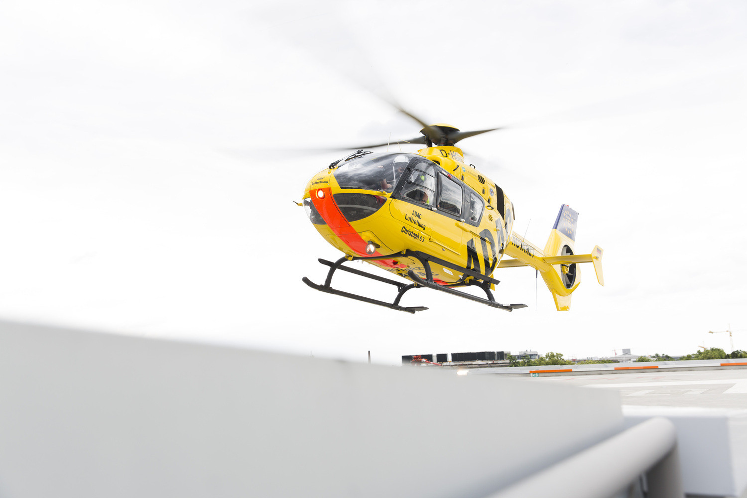 Auch per Rettungshubschrauber sind Notärzt:innen im Einsatz. Ob und in welchen Fällen sie angefordert werden müssen, können Disponenten in Leitstellen anhand des NAIK entscheiden. An der Neufassung mitgewirkt haben unter anderem zwei UKL-Experten.