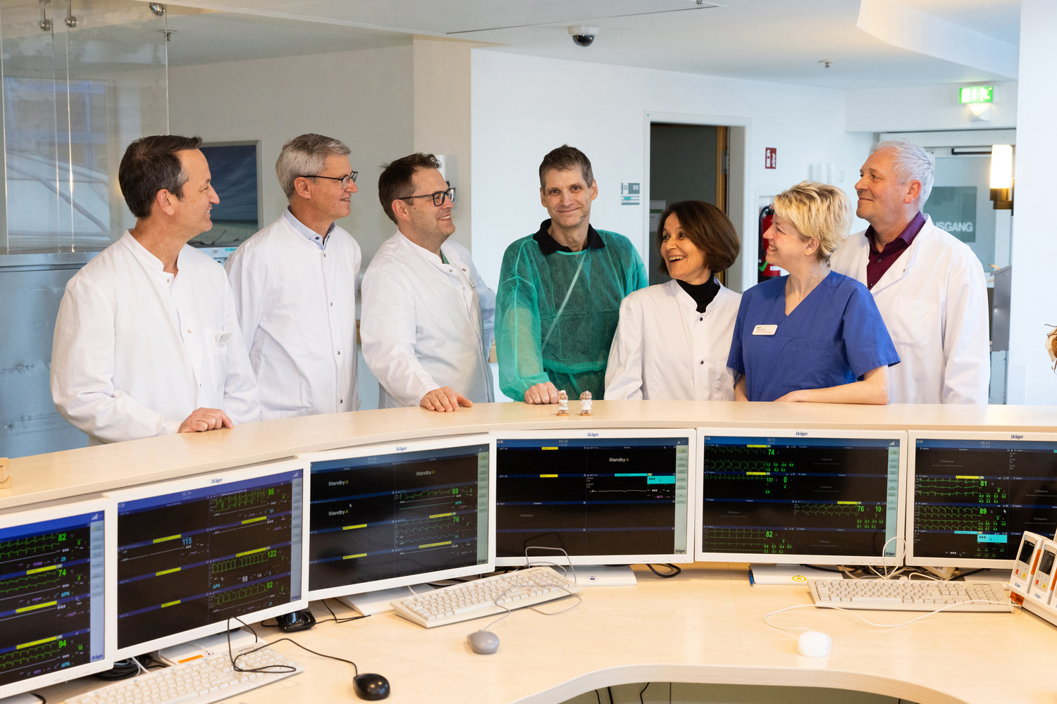 Andreas Pachan (m.) hat die erste Lunge nach Wiederaufnahme des Transplantationsprogramms in Leipzig erhalten. Kurz vor seiner Entlassung trafen seine Ärzte und Betreuer nochmals zusammen (v.l.n.r.): Prof. Michael Borger, Prof. Hubert Wirtz, Dr. Alexey Dashkevich, Dr. Alexandra Wald, Christine Herber, Prof. Matthias Steinert.